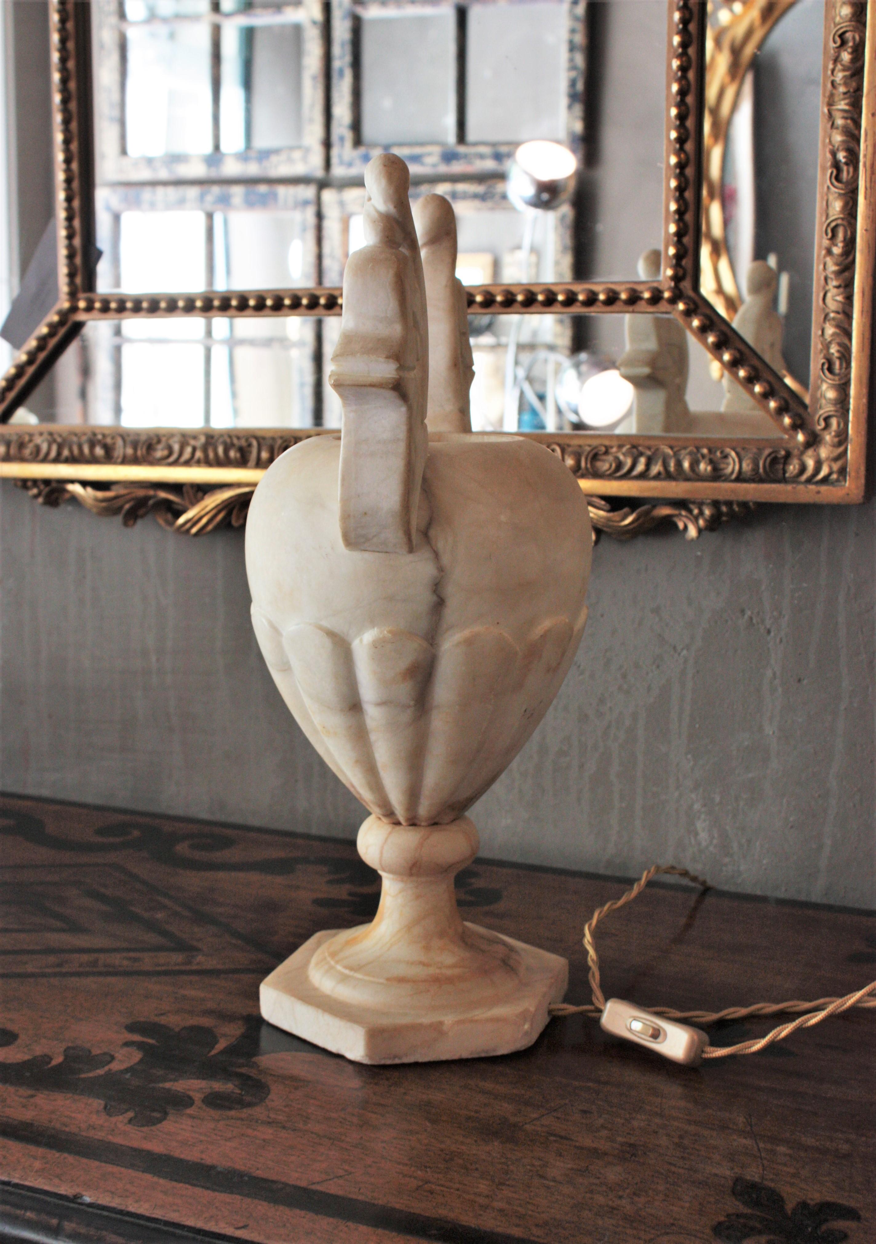 Neoklassische Art-Déco-Urnenlampe aus Alabaster mit Griffen im Angebot 11