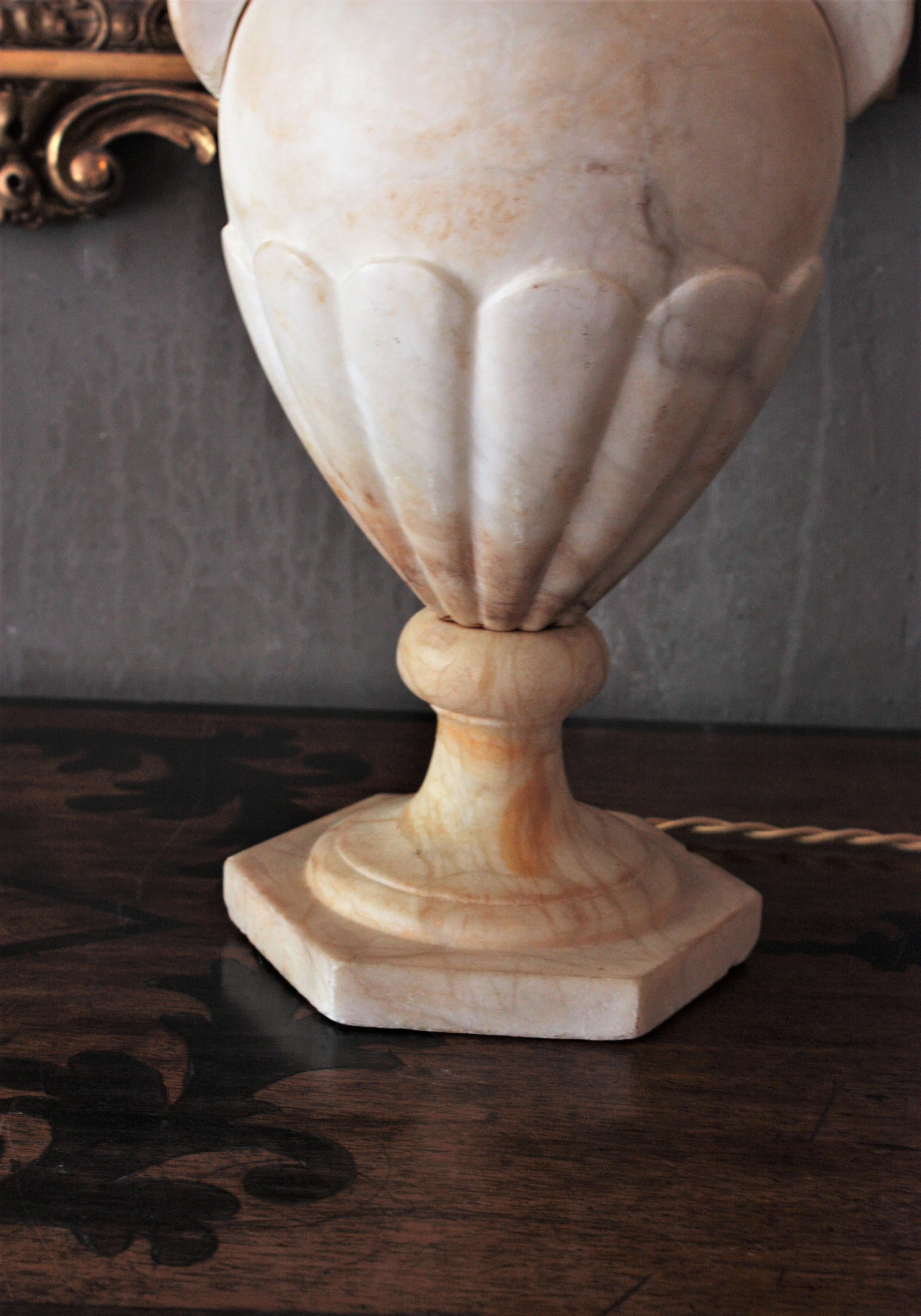 Neoklassische Art-Déco-Urnenlampe aus Alabaster mit Griffen im Angebot 12