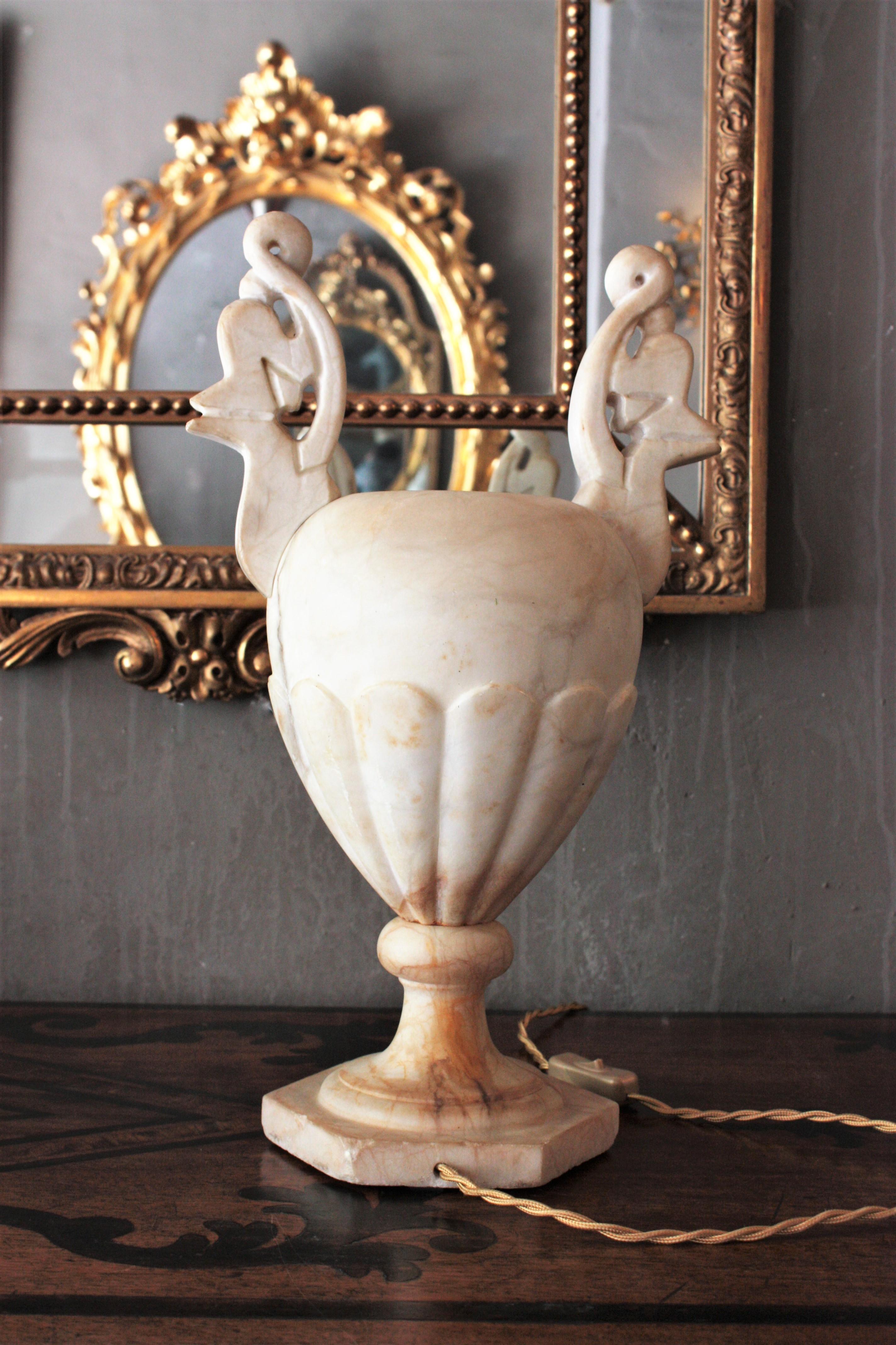 Neoklassische Art-Déco-Urnenlampe aus Alabaster mit Griffen im Angebot 13