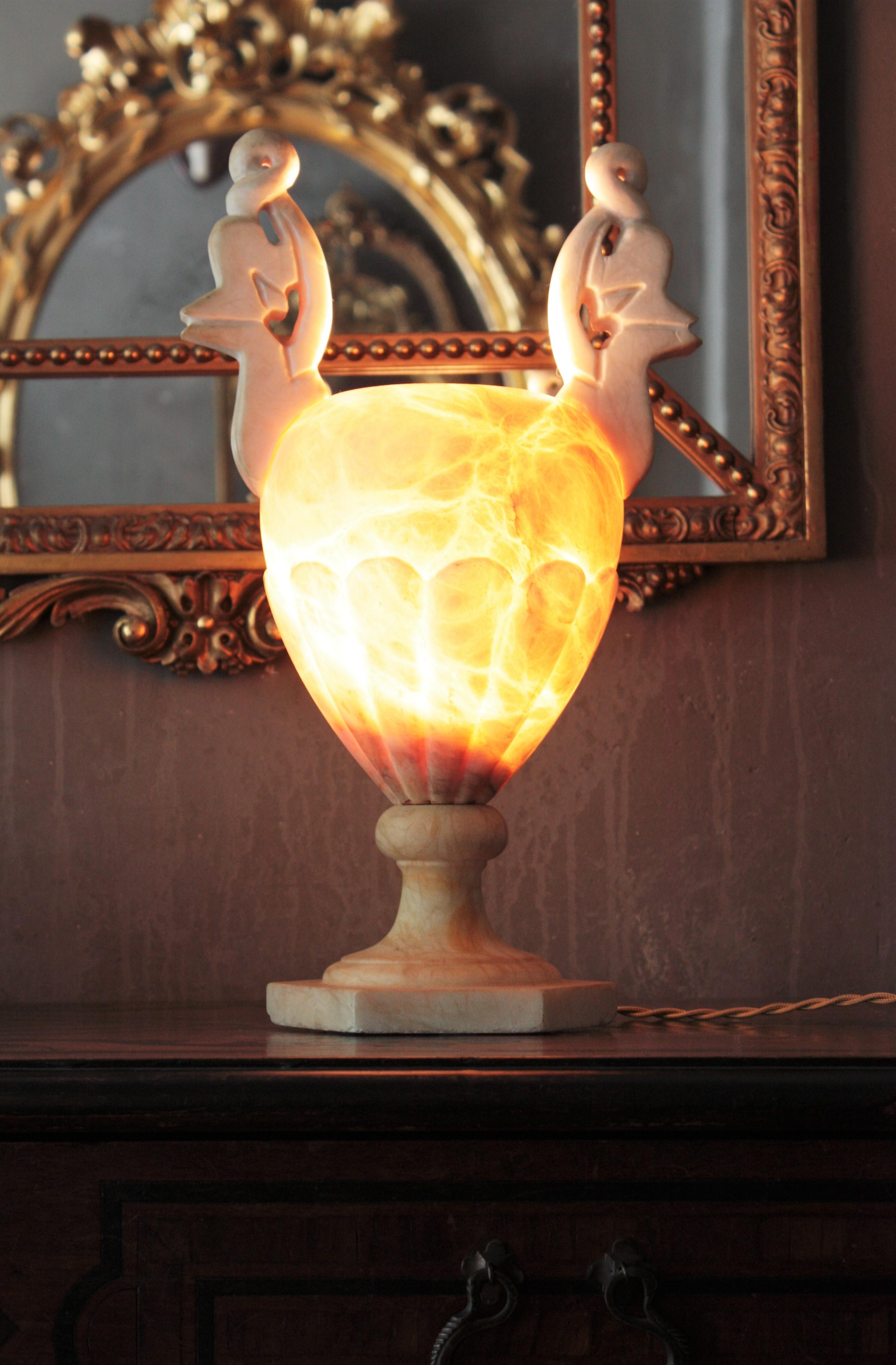 Neoklassische Art-Déco-Urnenlampe aus Alabaster mit Griffen (Art déco) im Angebot