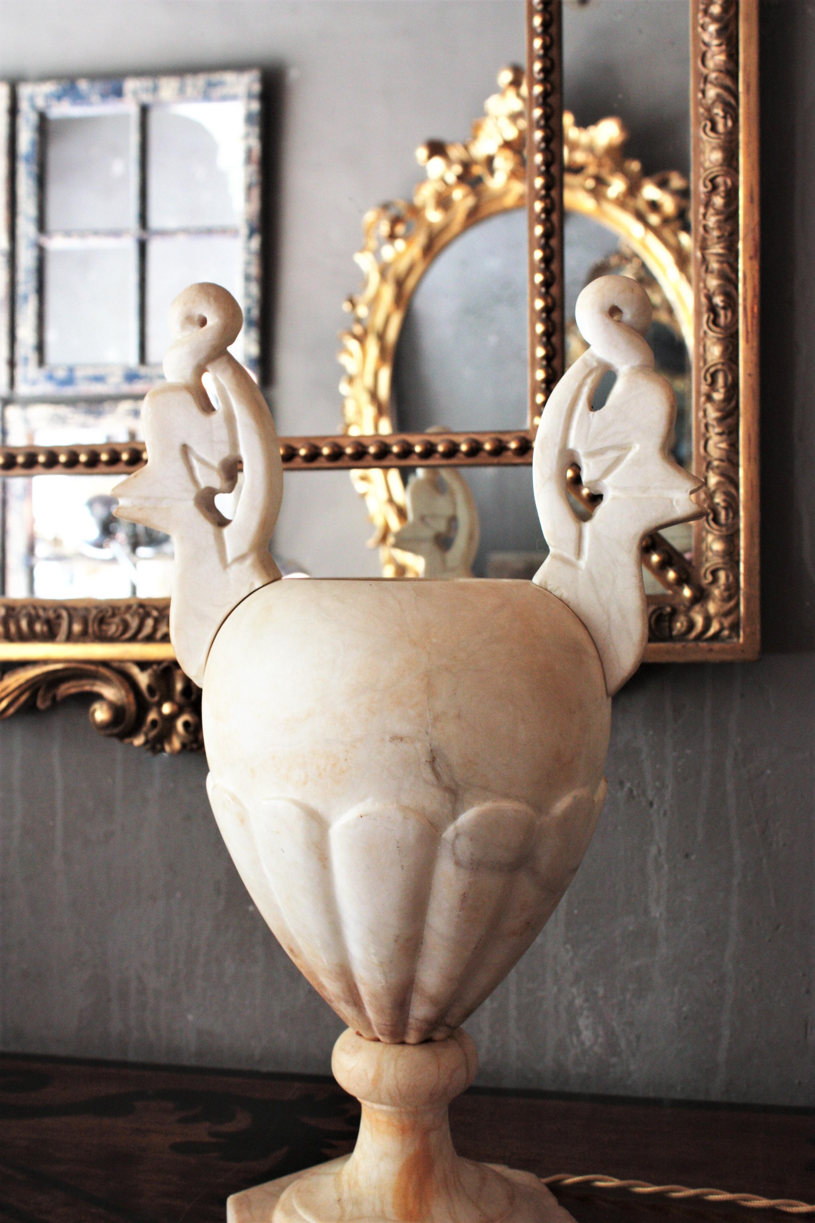Neoklassische Art-Déco-Urnenlampe aus Alabaster mit Griffen im Angebot 2