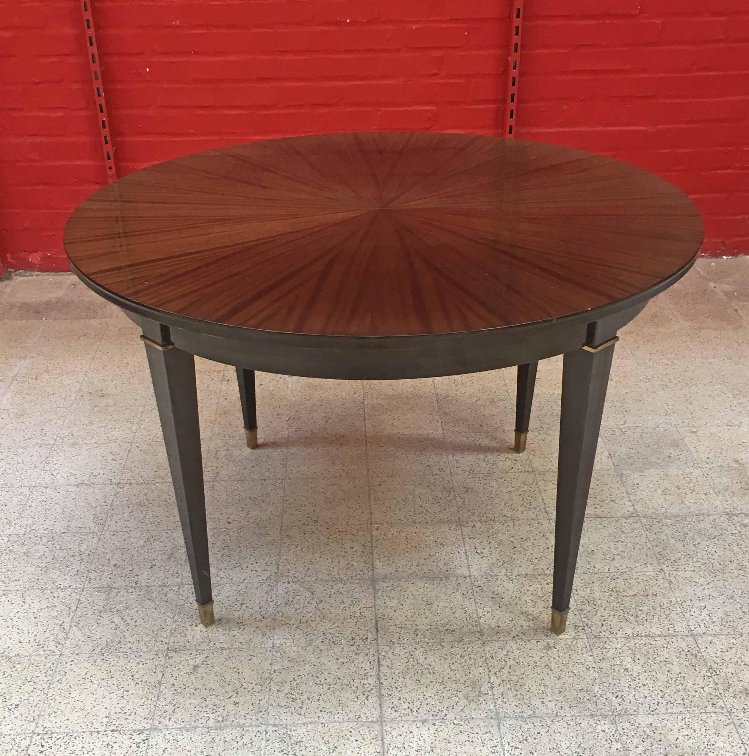 Neoclassical Art Deco table in mahogany, circa 1950. Dimensions: 73 x 115 cm
with 1 leaf 73 x 123 x 115 cm
with 2 leaves 73 x 173 x 115 cm.