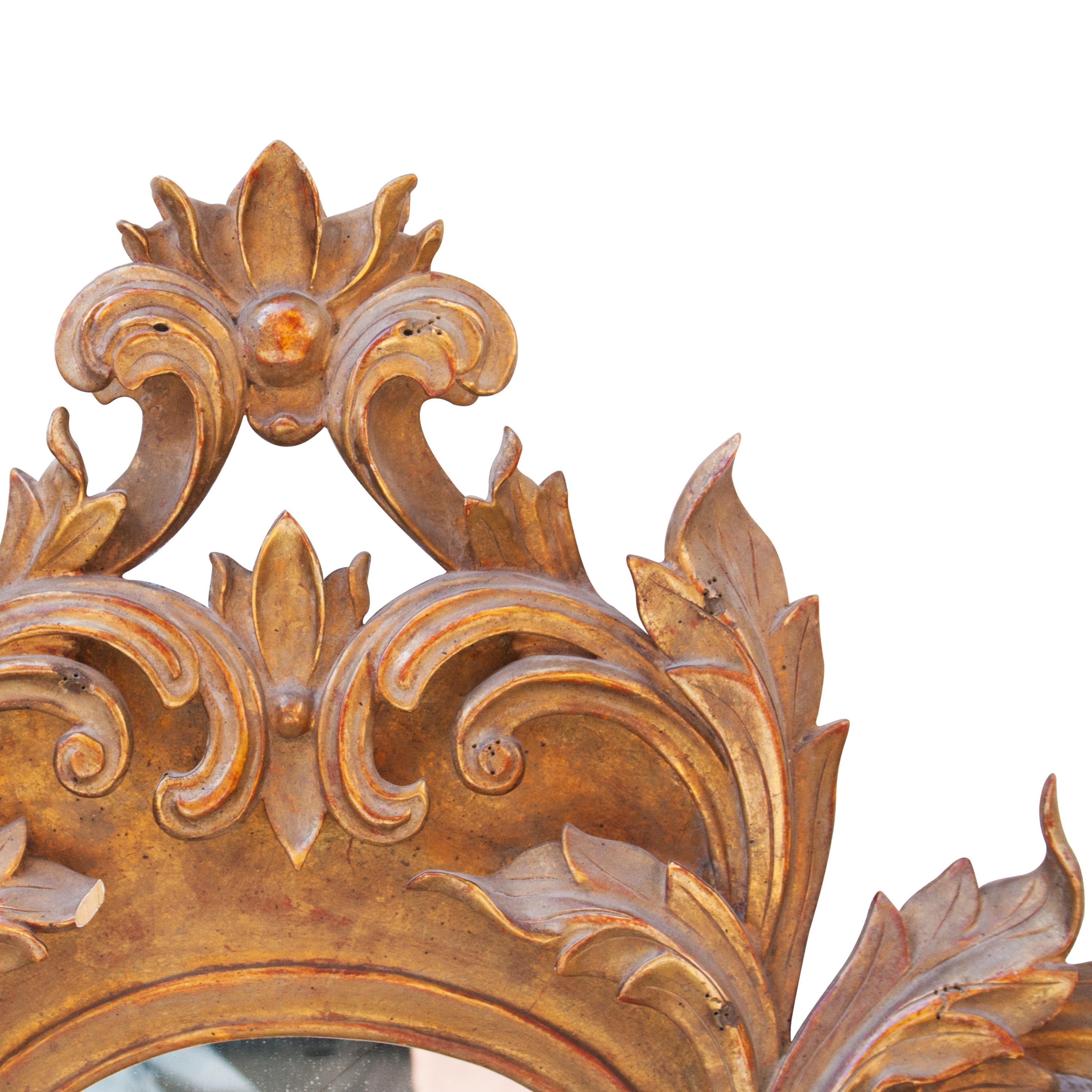 Neoclassico Specchio neoclassico barocco in legno intagliato a mano con foglia d'acanto e lamina d'oro, 1970 in vendita