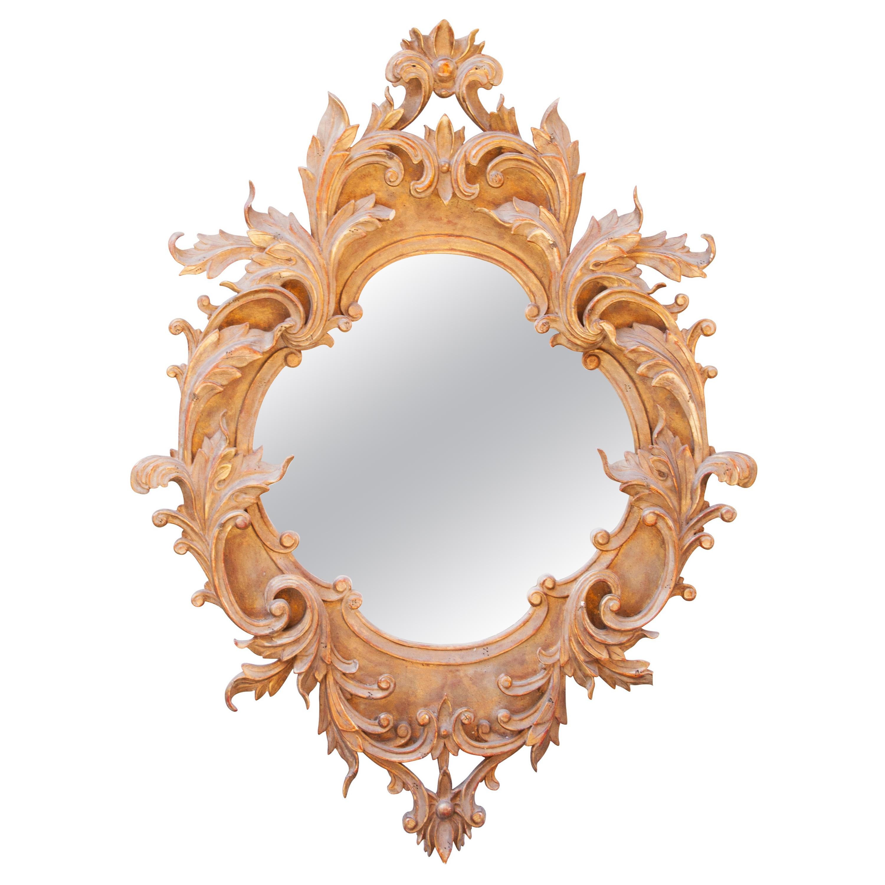 Specchio neoclassico barocco in legno intagliato a mano con foglia d'acanto e lamina d'oro, 1970
