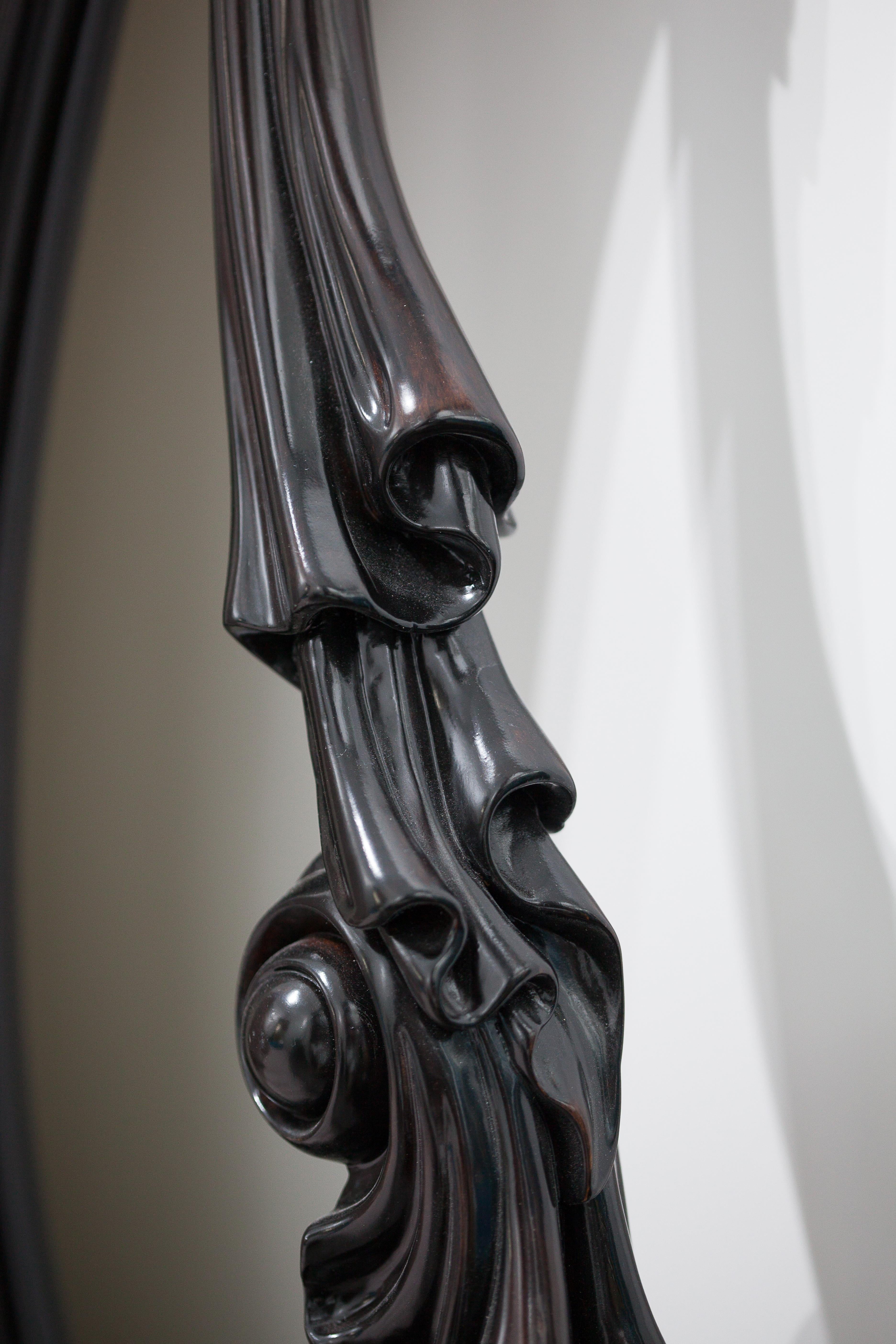Lit néoclassique avec tête de lit sculptée Tissu velours et cadre de lit à lattes Wood Wood en vente 4