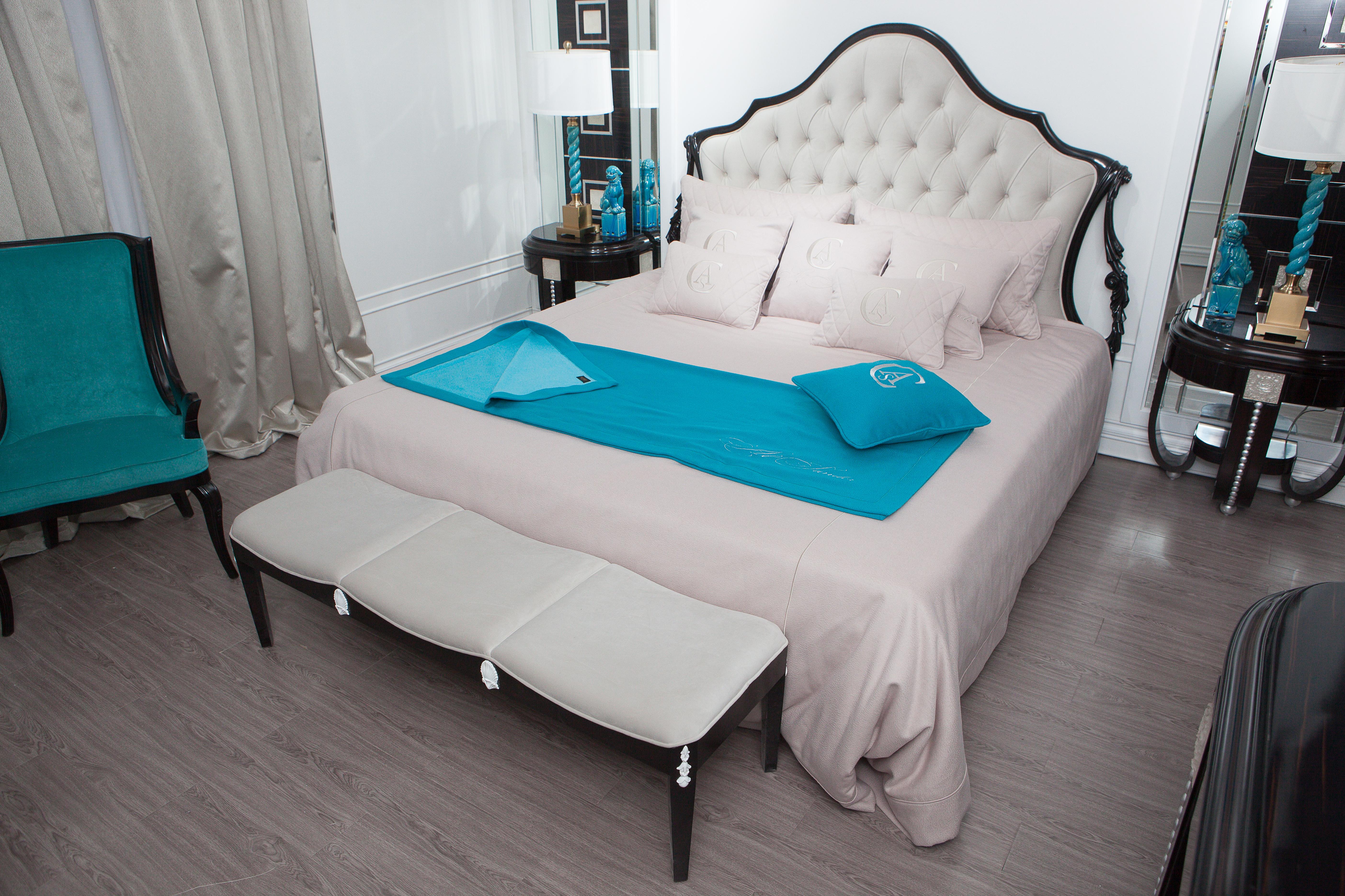 Lit néoclassique avec tête de lit sculptée Tissu velours et cadre de lit à lattes Wood Wood

Nous vous présentons notre superbe lit néoclassique, qui fait partie de notre nouvelle collection combinant les styles néoclassique et chinoiserie pour une