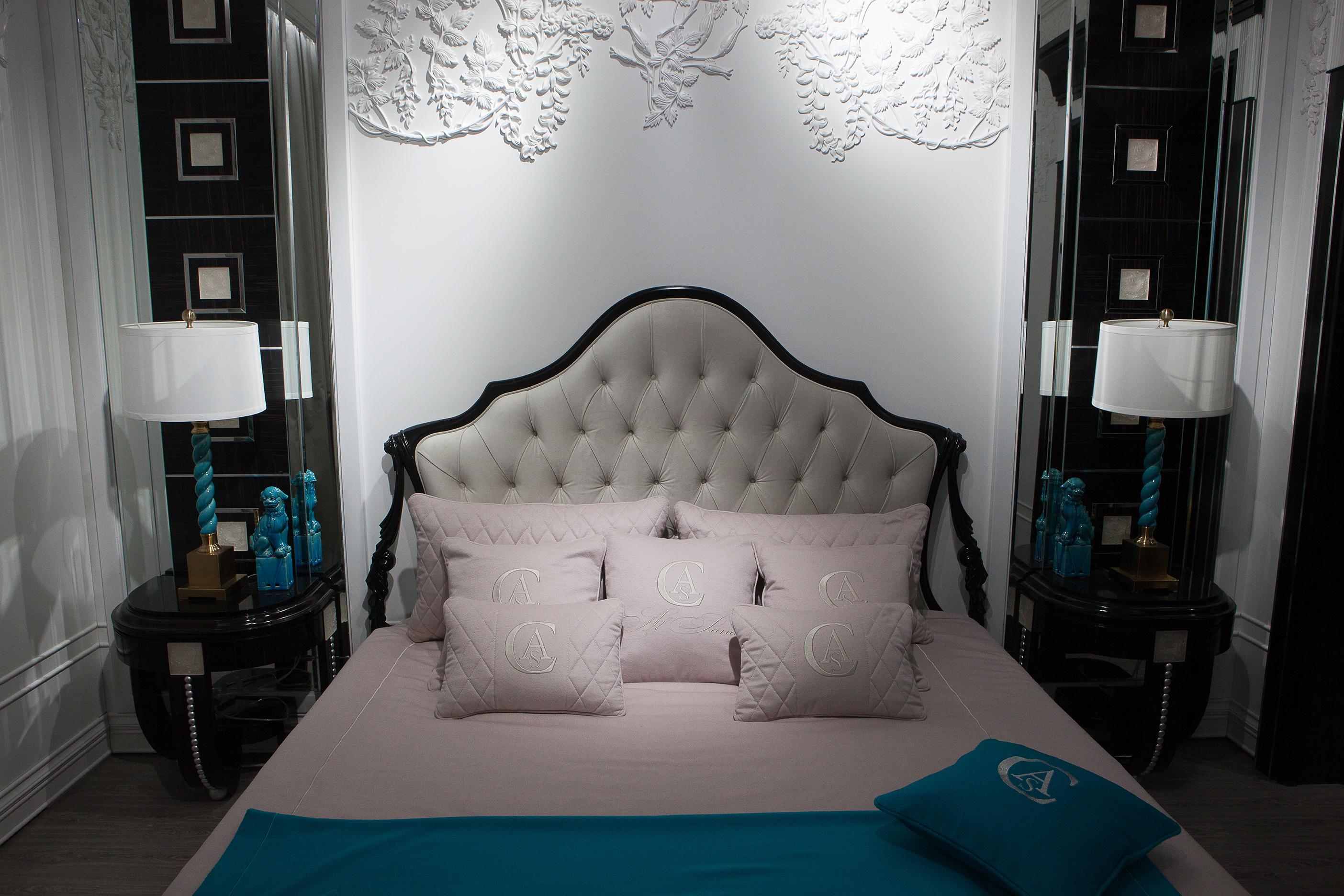 Néo-classique Lit néoclassique avec tête de lit sculptée Tissu velours et cadre de lit à lattes Wood Wood en vente