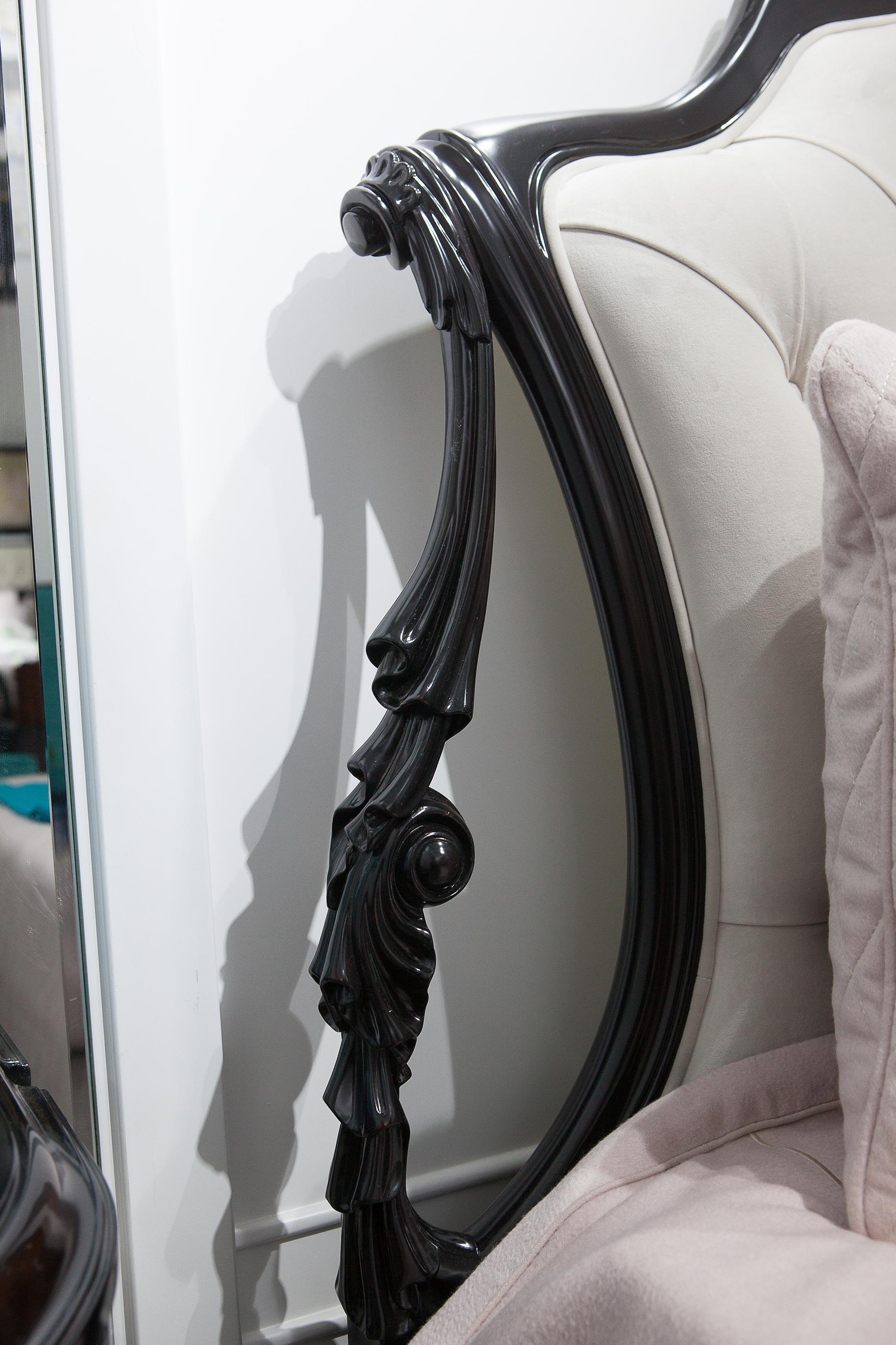 XXIe siècle et contemporain Lit néoclassique avec tête de lit sculptée Tissu velours et cadre de lit à lattes Wood Wood en vente