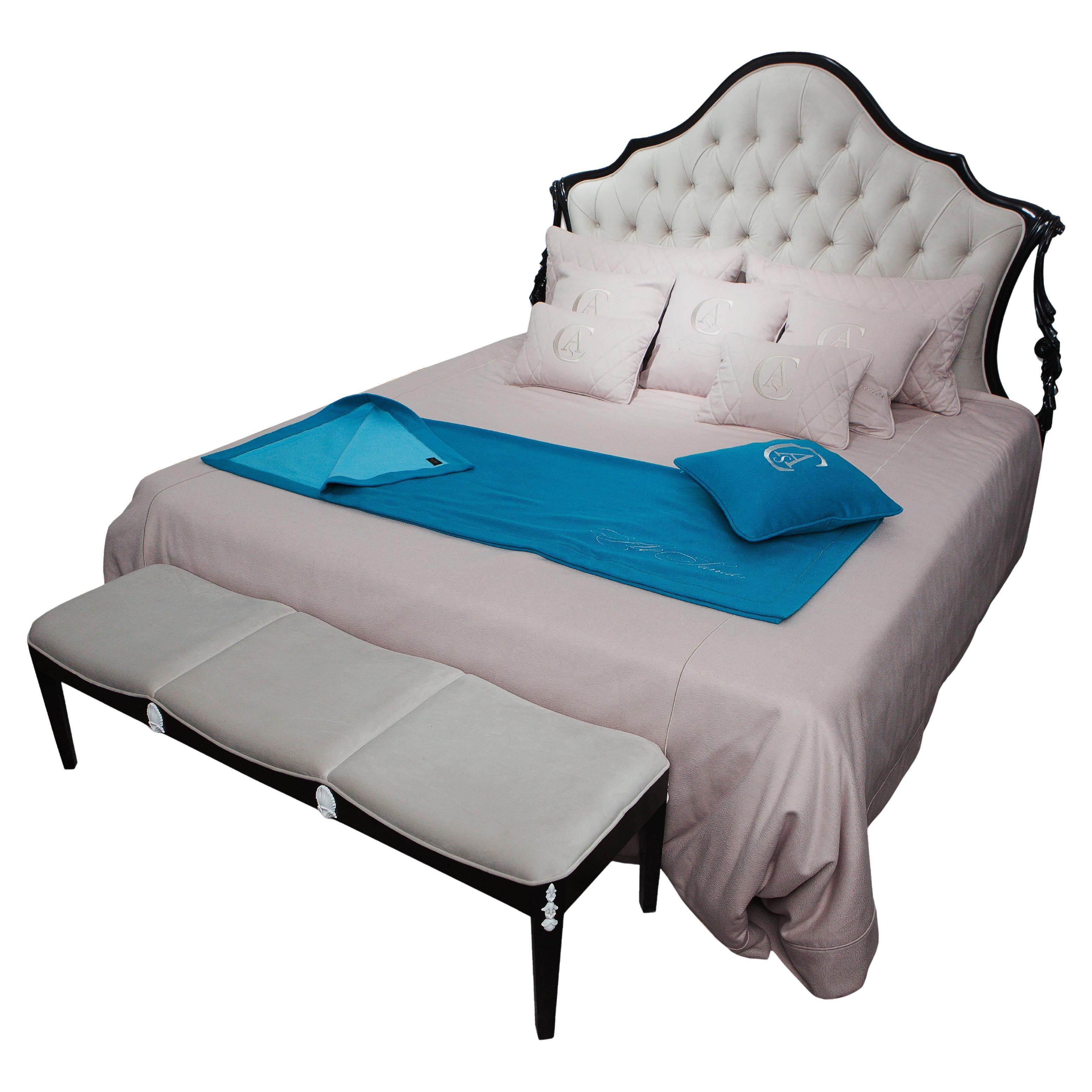 Lit néoclassique avec tête de lit sculptée Tissu velours et cadre de lit à lattes Wood Wood en vente