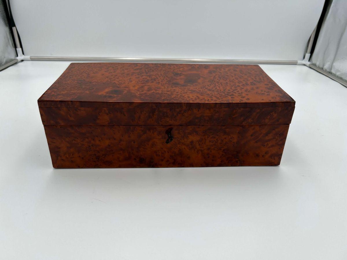 Wonderful spacious early 19th century neoclassical Biedermeier or french restoration box in walnut roots veneer.

Root wood veneer, refinished with shellac french polish.
Inside with sliding inner compartment to take out. Working