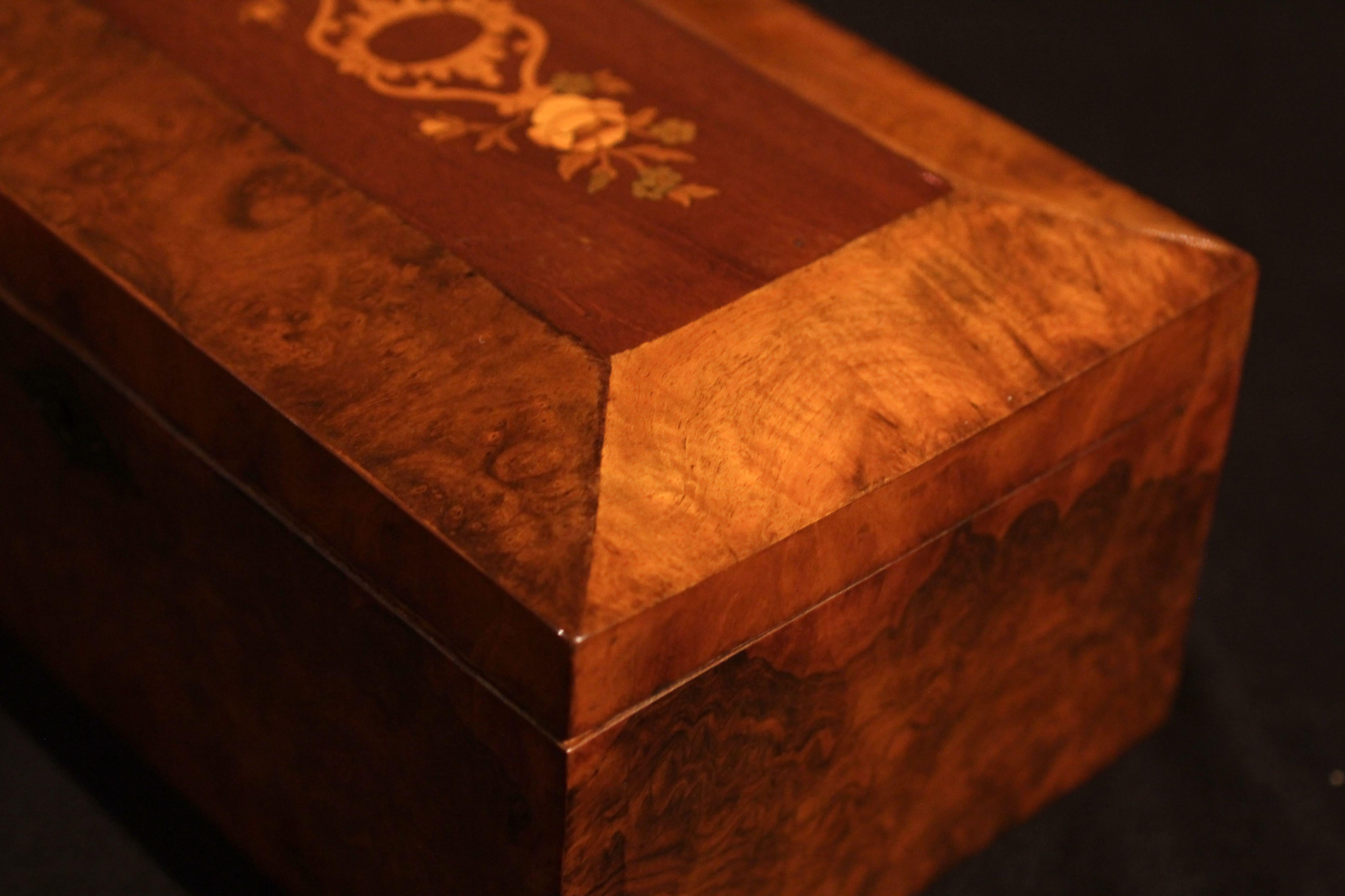 Neoclassical Biedermeier Decorative Box, Walnut Veneer, South Germany circa 1840 In Good Condition In Regensburg, DE