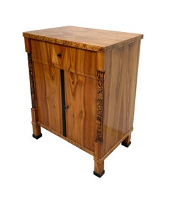 Neoklassizistischer Biedermeier-Halbschrank, Kirschbaumholzfurnier, Süddeutschland, um 1820