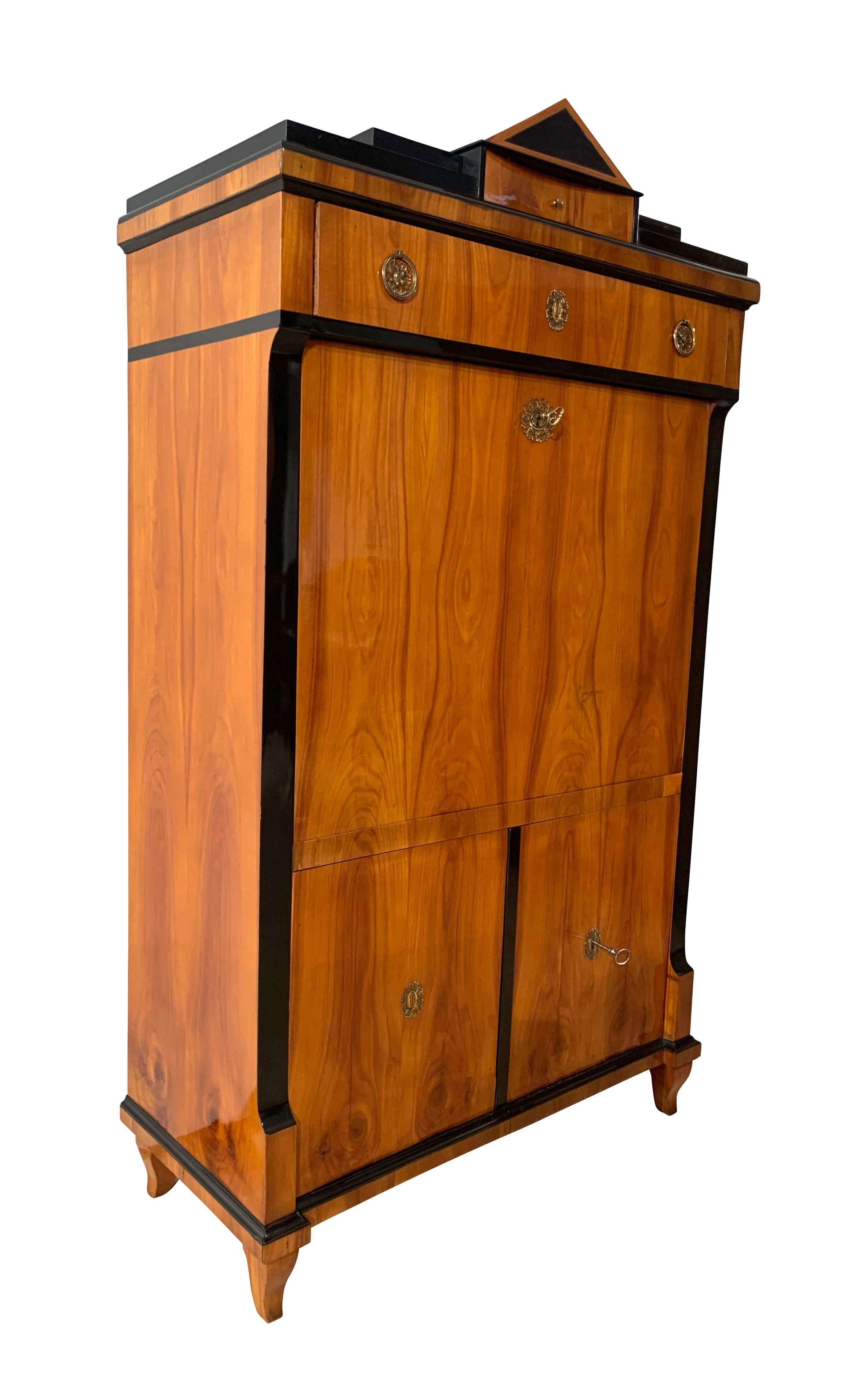 Very fine, neoclassical early Biedermeier Secretaire from South Germany around 1820.
Beautiful classicist design with gable cornice, well selected bright cherry veneer on hard and softwood (oak, maple and spruce underwood).
Book-matched veneered and