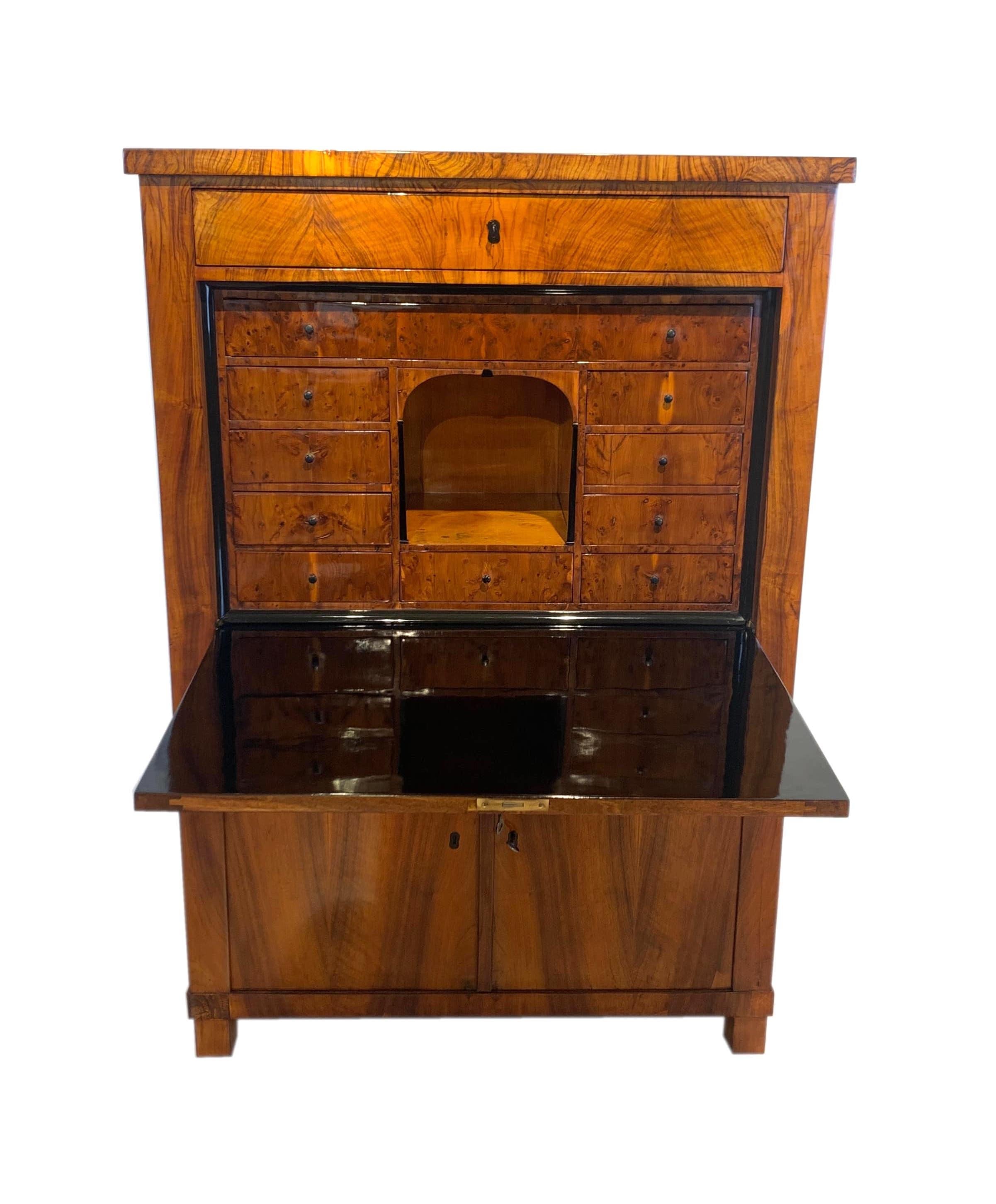 Beautiful straight lined, rectilinear and unadorned neoclassical Biedermeier secrétaire / secretary / writing armoire or desk from Central Germany, circa 1830.

Finely chosen and continuously running and bookmatched walnut veneer. Hand polished
