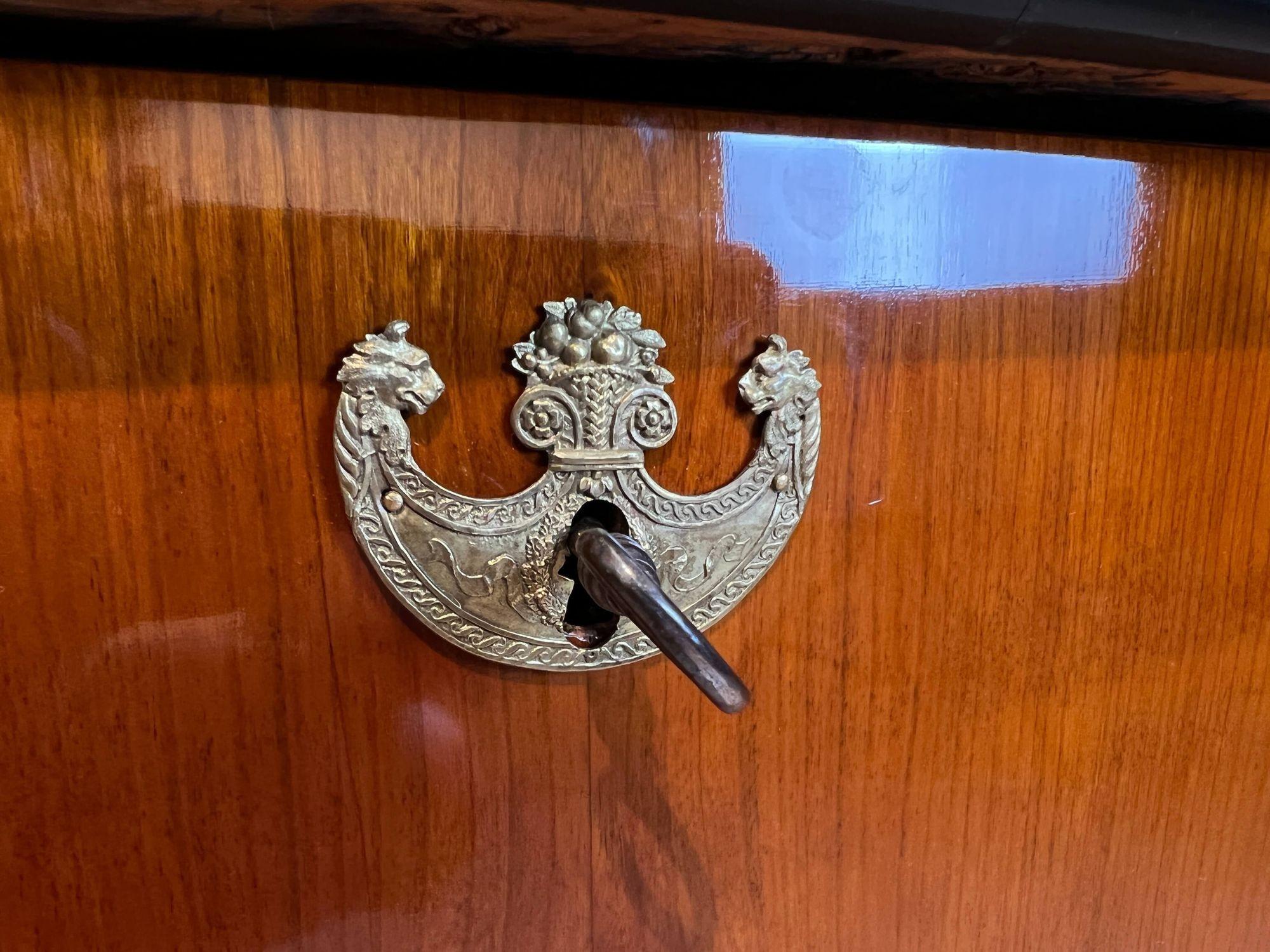 Neoklassizistische Biedermeier-Möbel, Kirschbaumholzfurnier, Österreich, um 1830 3