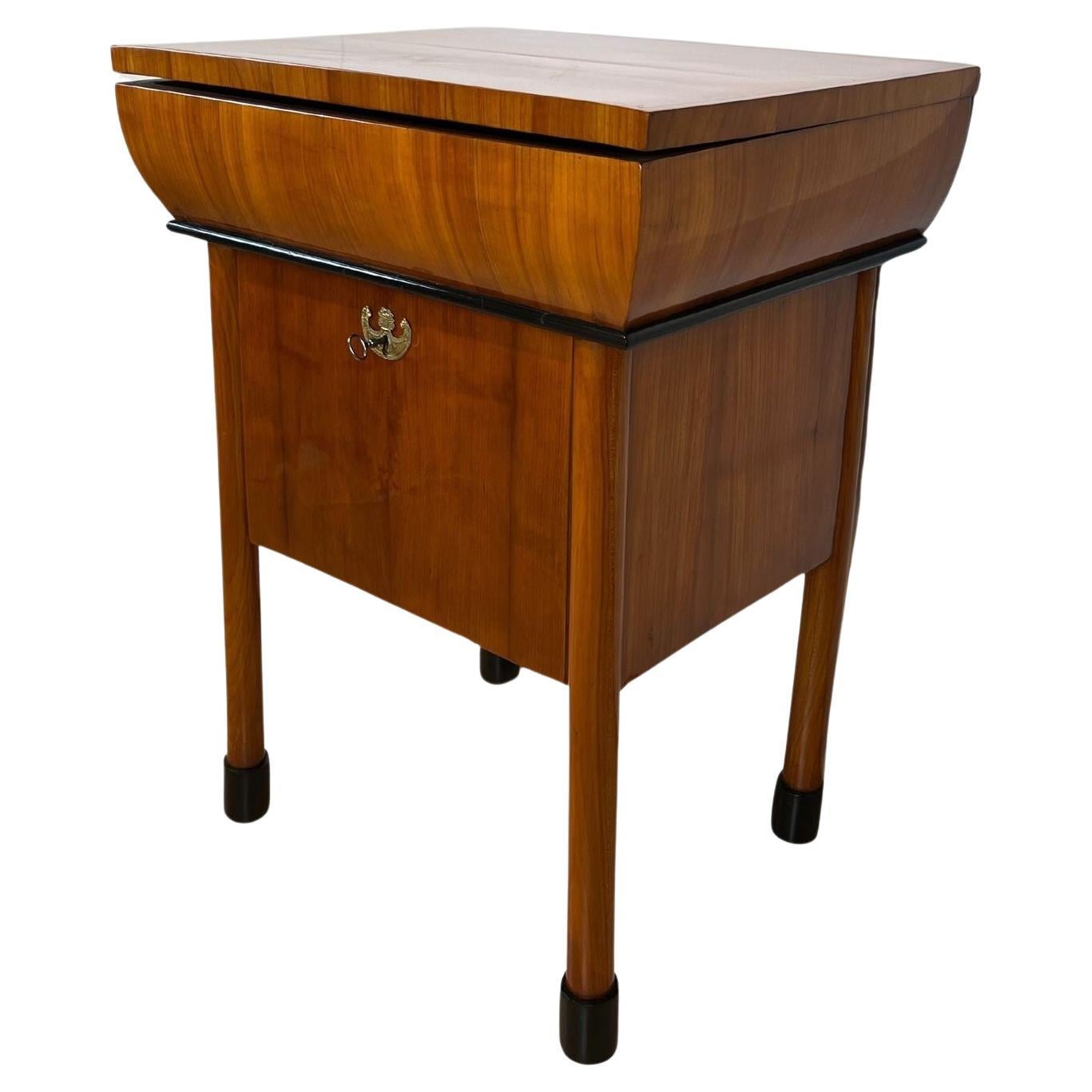 Außergewöhnliches Biedermeier Kleinmöbel / ehemaliger Waschschrank aus Österreich, Wien um 1830

Kirschbaumfurnier und Massivholz mit ebonisierten Teilen. Ebenholzintarsien auf der oberen Platte.
Scharnierdeckel und Frontklappe. Die Frontplatte
