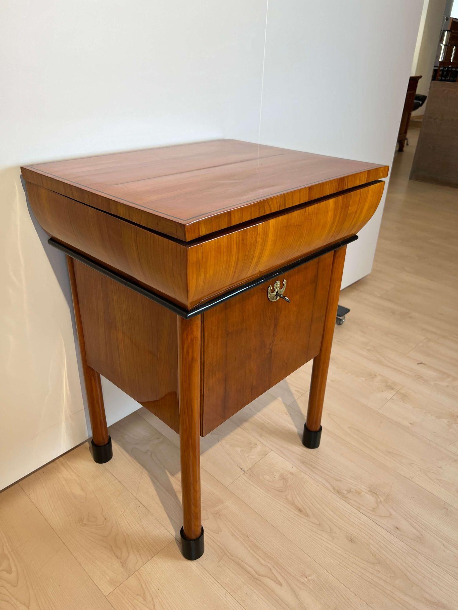 Neoklassizistische Biedermeier-Möbel, Kirschbaumholzfurnier, Österreich, um 1830 (Österreichisch)