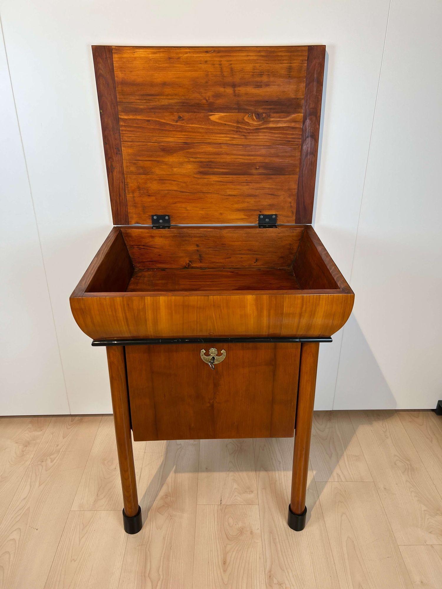 Neoklassizistische Biedermeier-Möbel, Kirschbaumholzfurnier, Österreich, um 1830 (Ebonisiert)