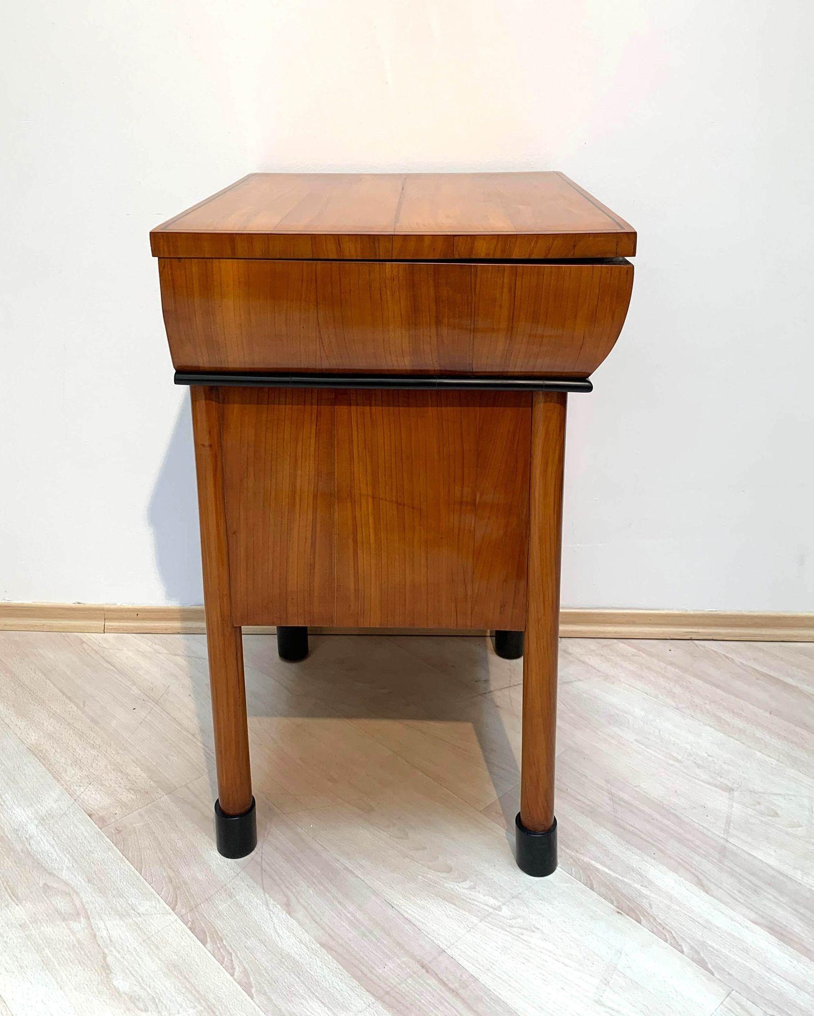 Neoklassizistische Biedermeier-Möbel, Kirschbaumholzfurnier, Österreich, um 1830 im Zustand „Gut“ in Regensburg, DE