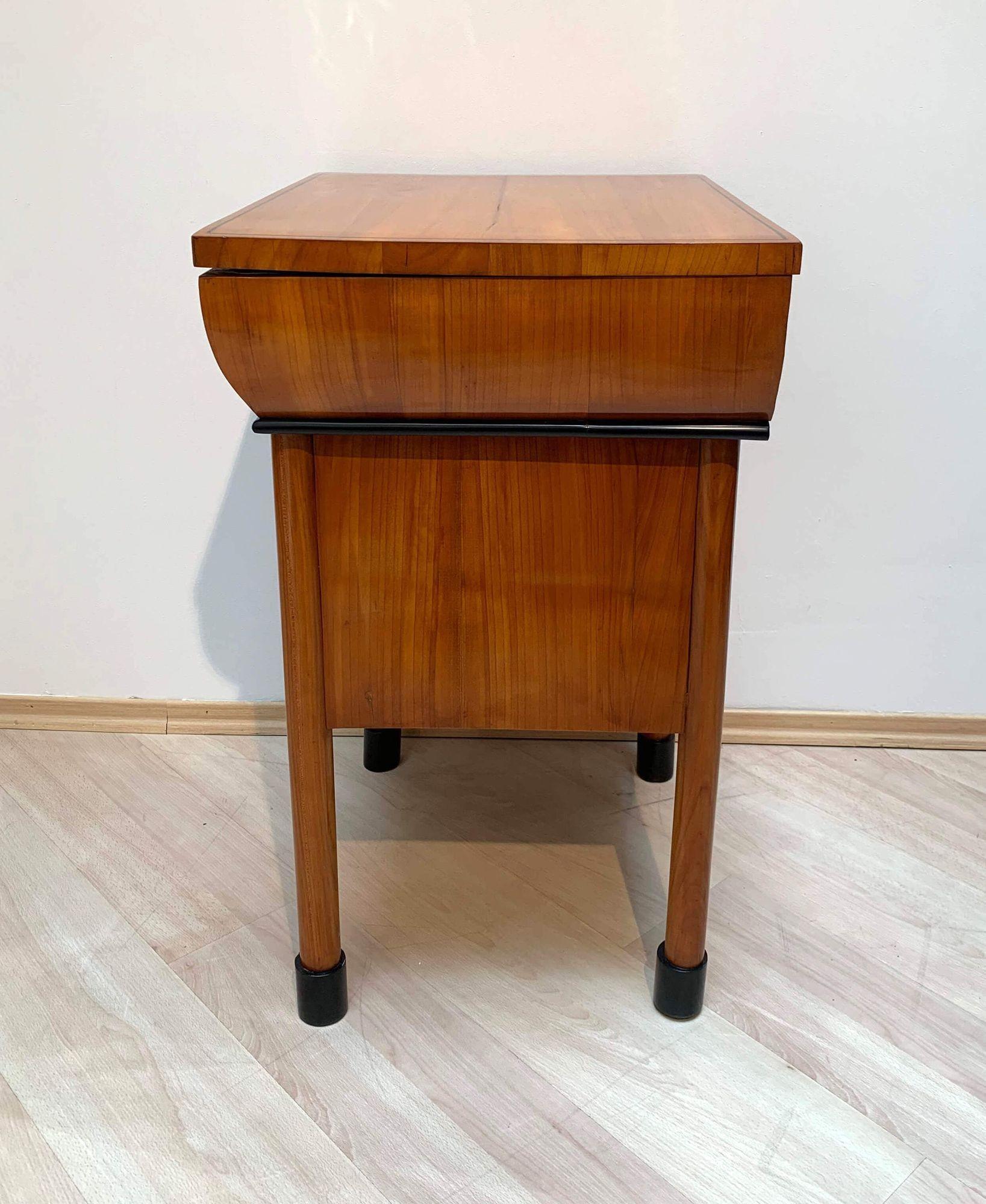 Neoklassizistische Biedermeier-Möbel, Kirschbaumholzfurnier, Österreich, um 1830 (Mittleres 19. Jahrhundert)