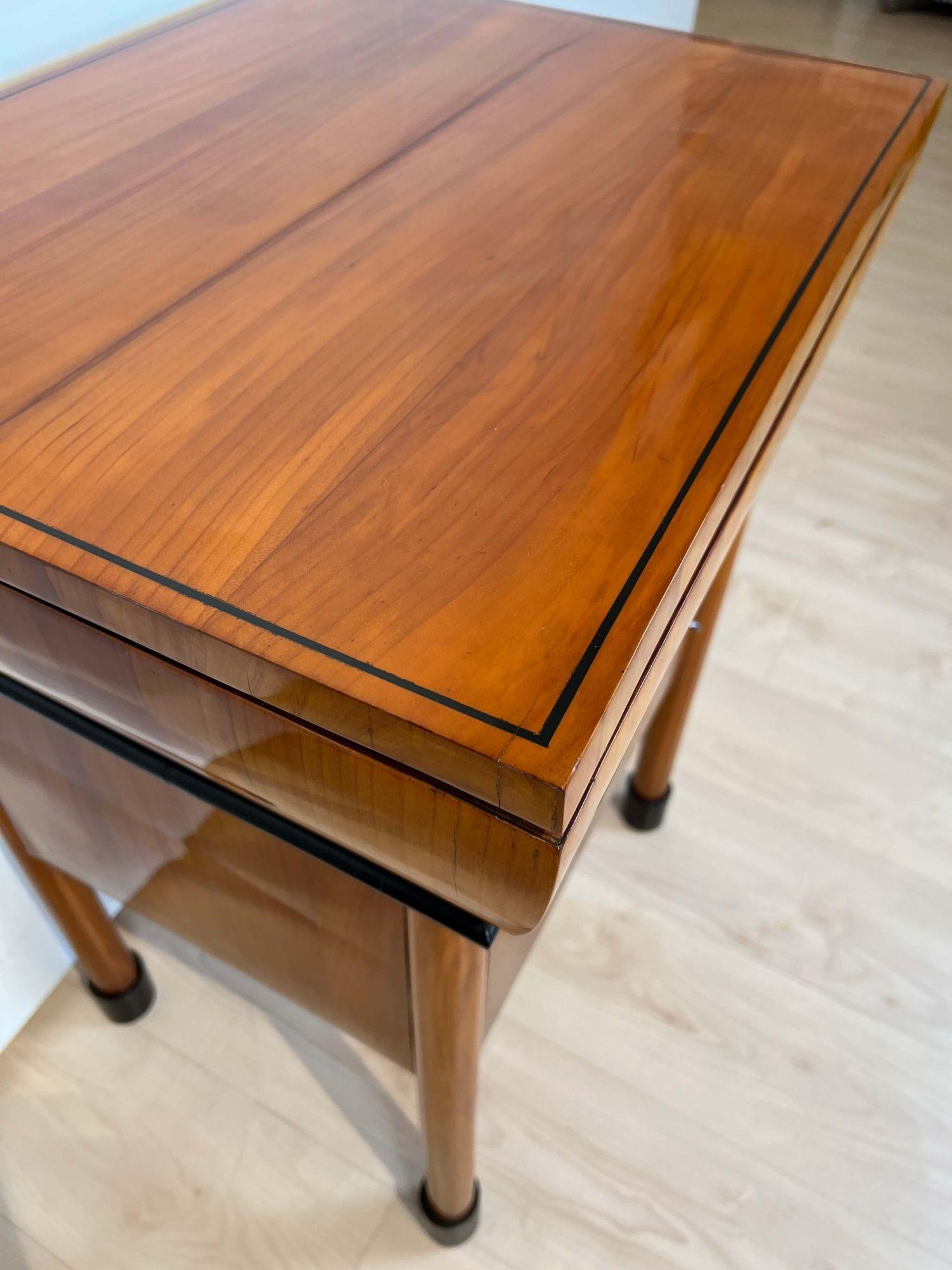 Neoklassizistische Biedermeier-Möbel, Kirschbaumholzfurnier, Österreich, um 1830 (Messing)