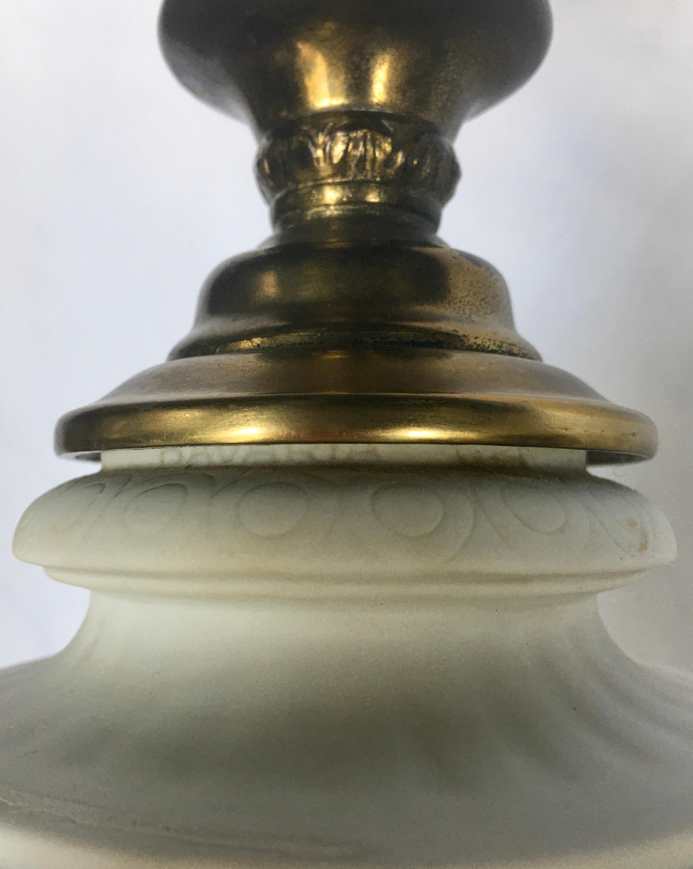 Lampe de bureau néoclassique en porcelaine biscuit avec urne figurative en forme de clé grecque, Bavière en vente 3
