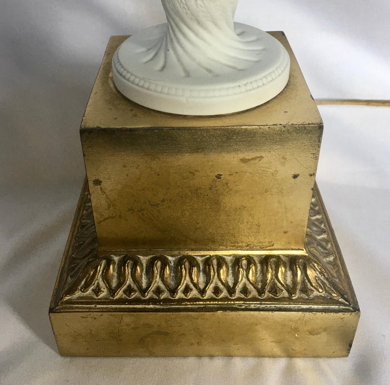 Lampe de table néoclassique en porcelaine biscuit avec urne en forme de clé  grecque:: Bavière En vente sur 1stDibs