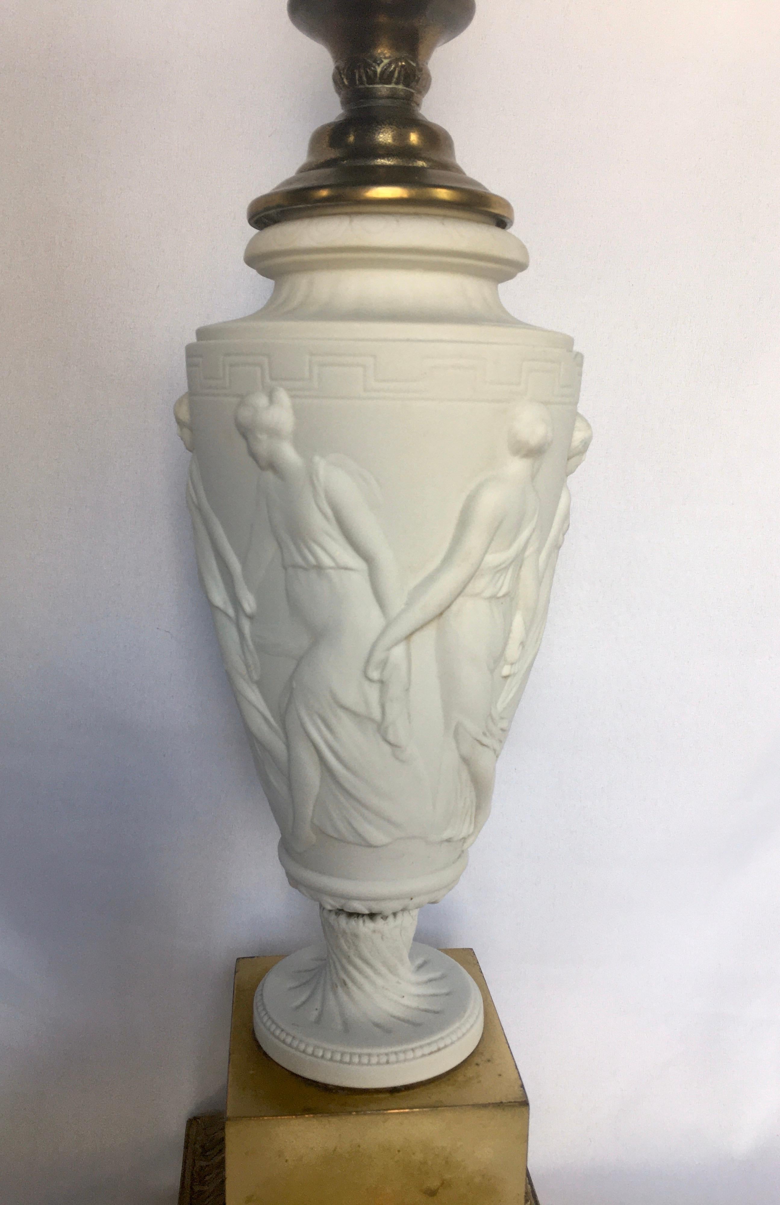 Bulgare Lampe de bureau néoclassique en porcelaine biscuit avec urne figurative en forme de clé grecque, Bavière en vente