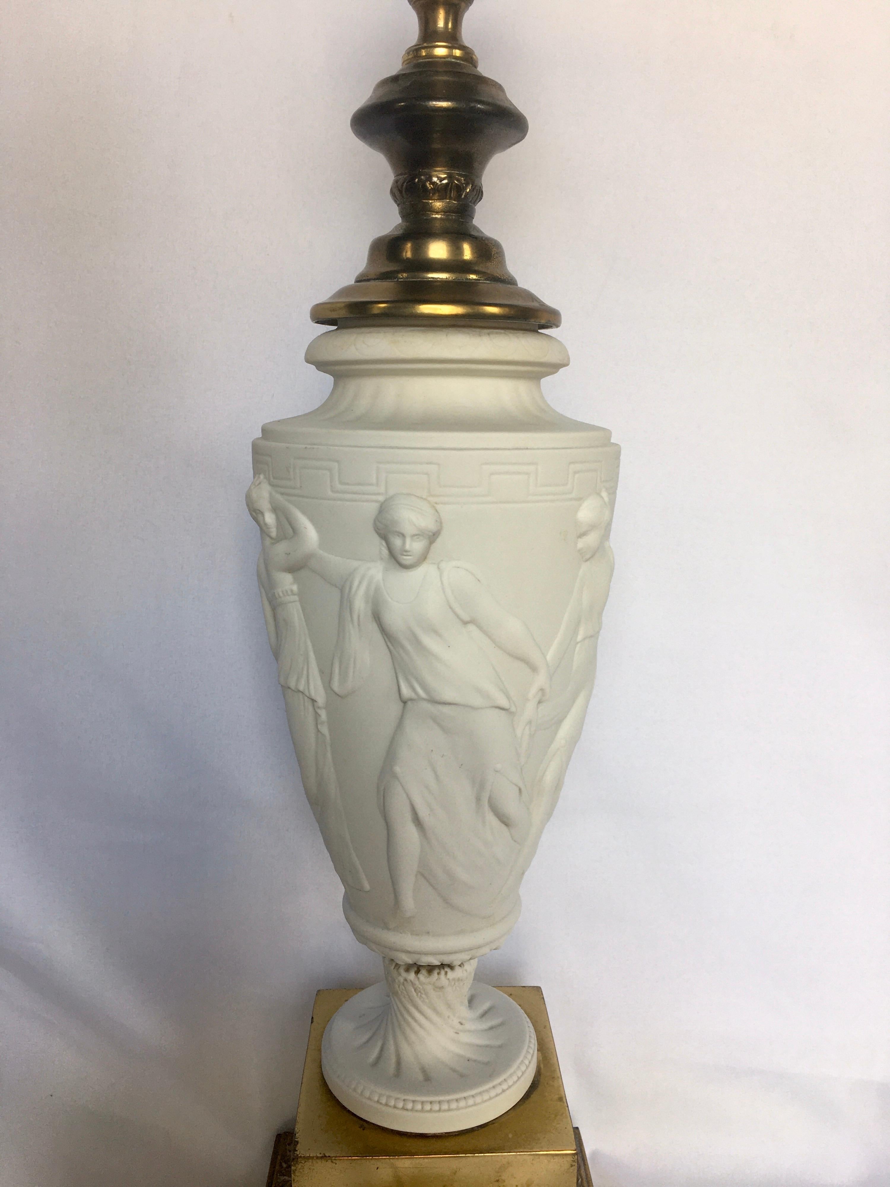 Lampe de bureau néoclassique en porcelaine biscuit avec urne figurative en forme de clé grecque, Bavière Bon état - En vente à Lambertville, NJ