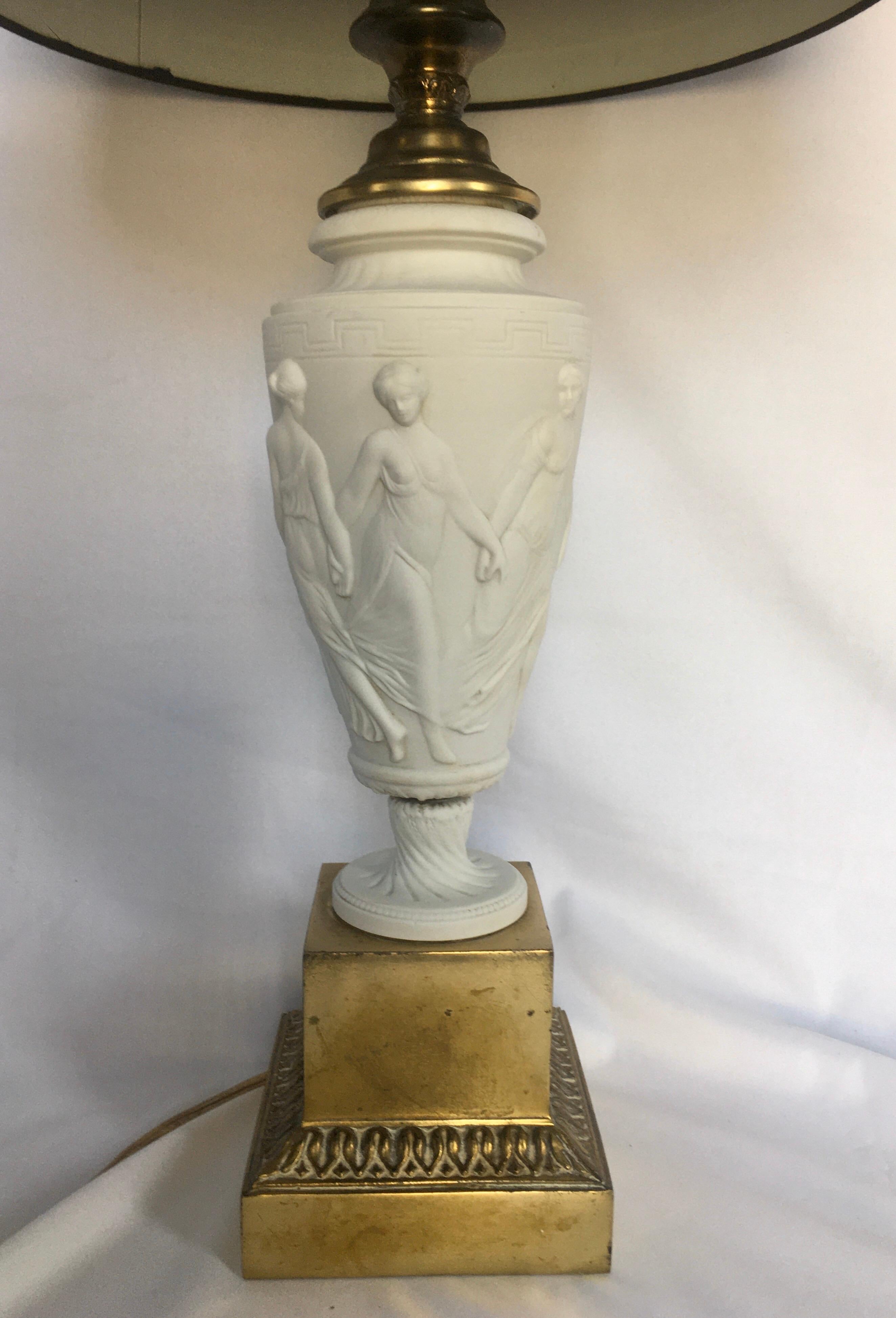 Laiton Lampe de bureau néoclassique en porcelaine biscuit avec urne figurative en forme de clé grecque, Bavière en vente
