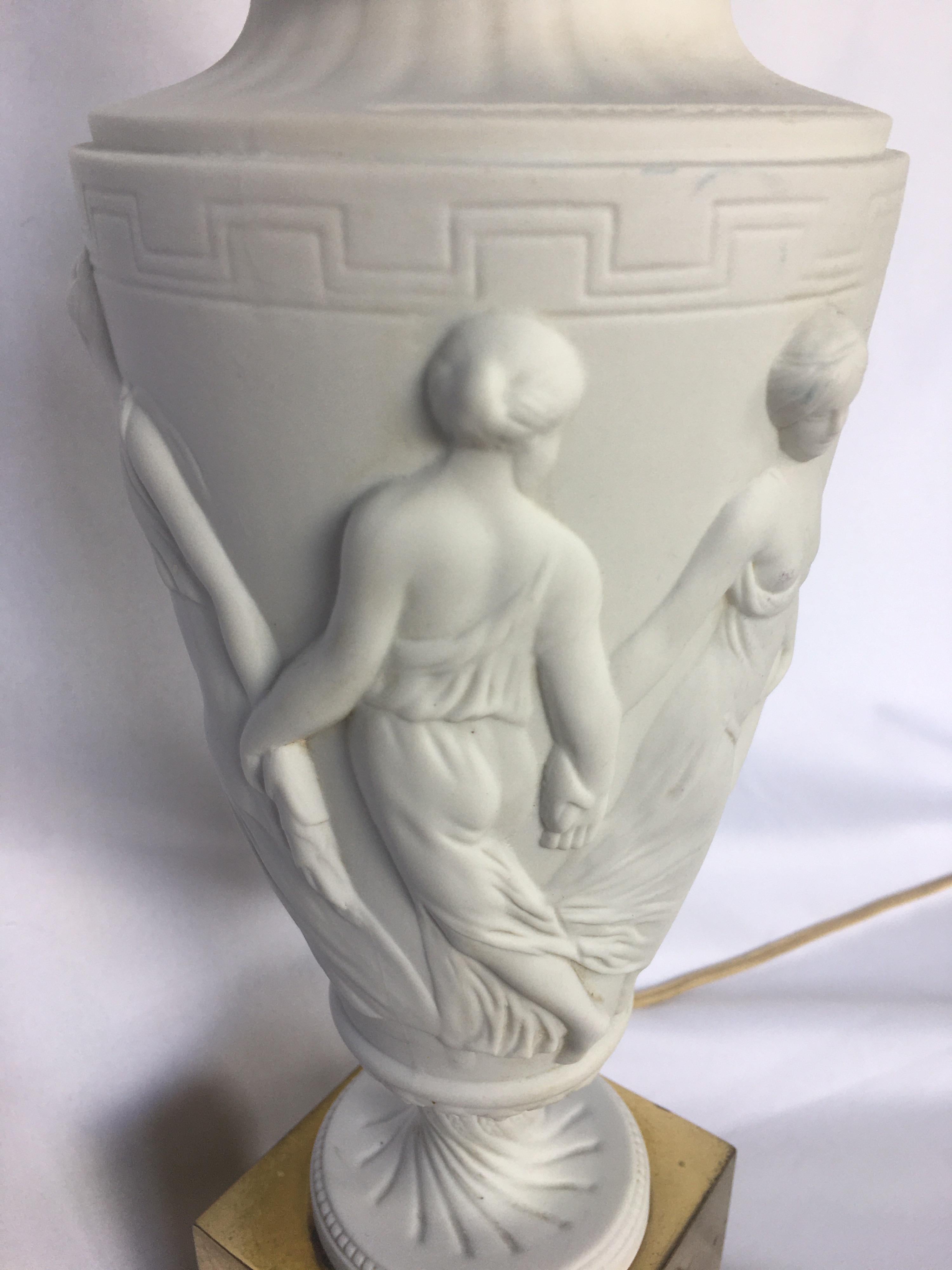 Lampe de bureau néoclassique en porcelaine biscuit avec urne figurative en forme de clé grecque, Bavière en vente 1