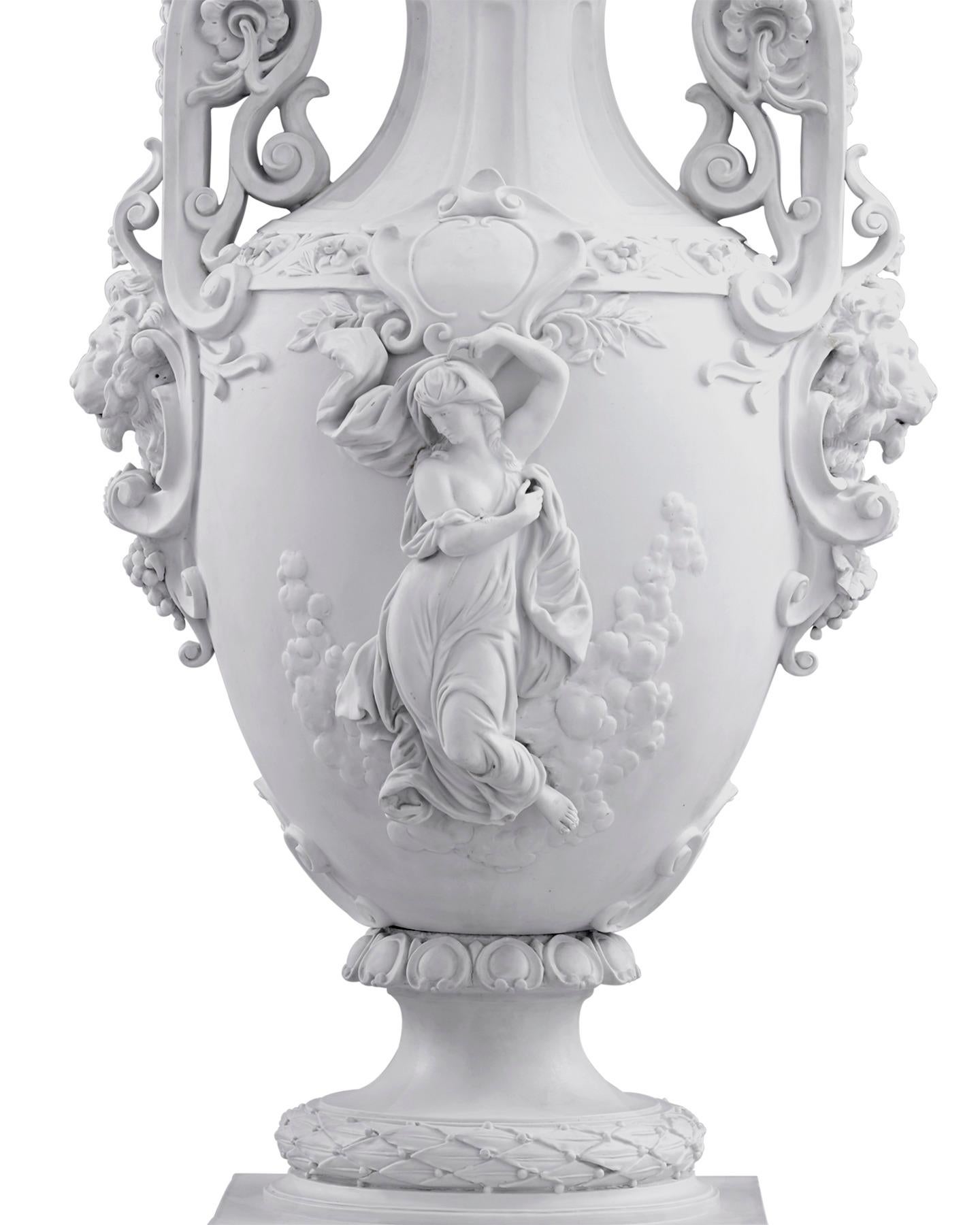 Neoclassical Bisque Porcelain Urn (Neoklassisch)