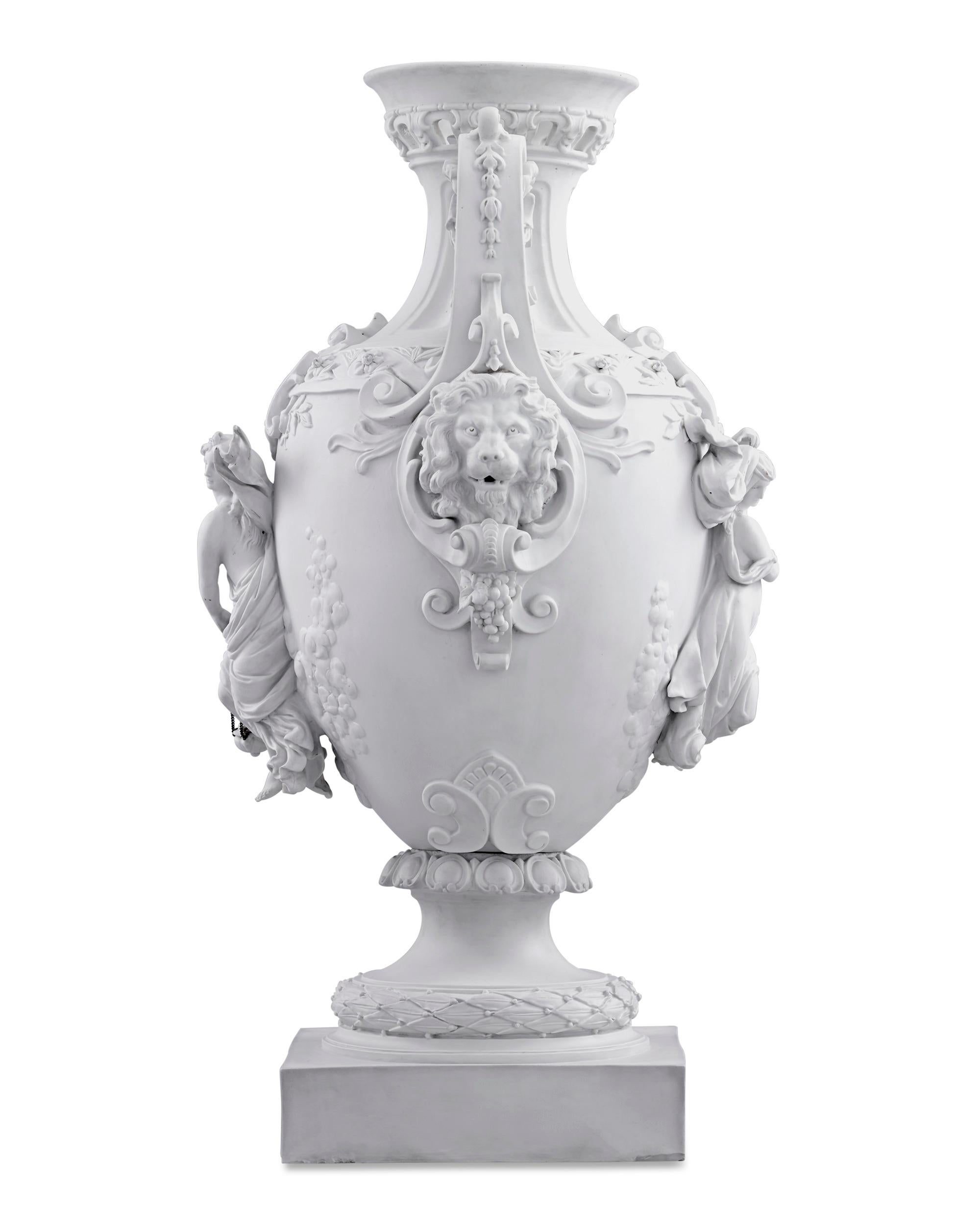 Neoclassical Bisque Porcelain Urn (Deutsch)