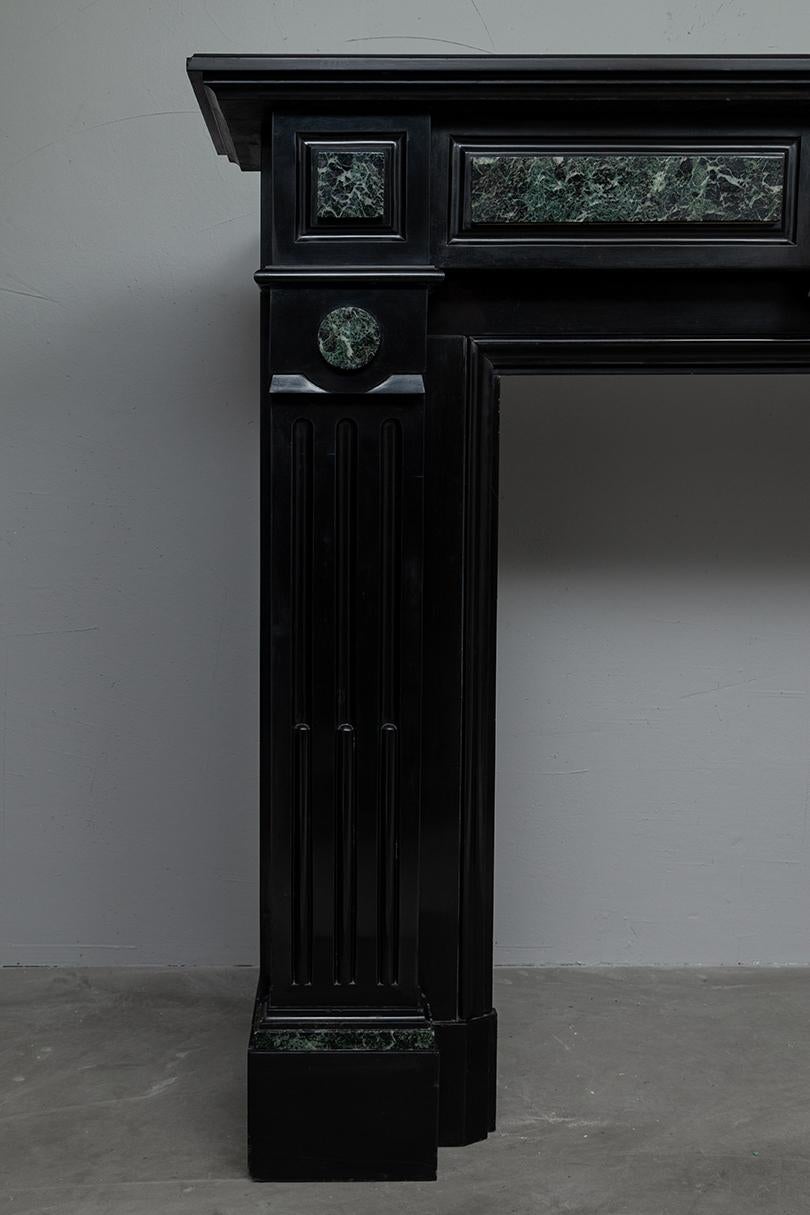 With luxury and stateliness and a touch of marble Verde – green – overlays, this fireplace is an asset to your interior. This fireplace is made of Noir de Mazy marble with – as mentioned – marble Verde additions.
The consoles of this fireplace are