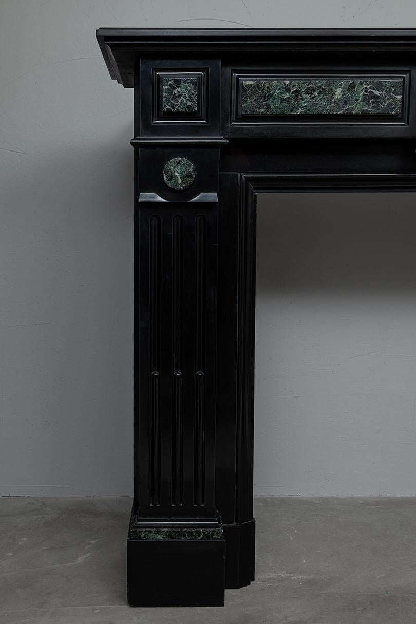 Mit Luxus und Stattlichkeit und einem Hauch von Marmor Verde - grün - überlagert, ist dieser Kamin eine Bereicherung für Ihr Interieur. Dieser Kamin besteht aus Marmor Noir de Mazy mit - wie bereits erwähnt - Ergänzungen aus Marmor Verde.
Die