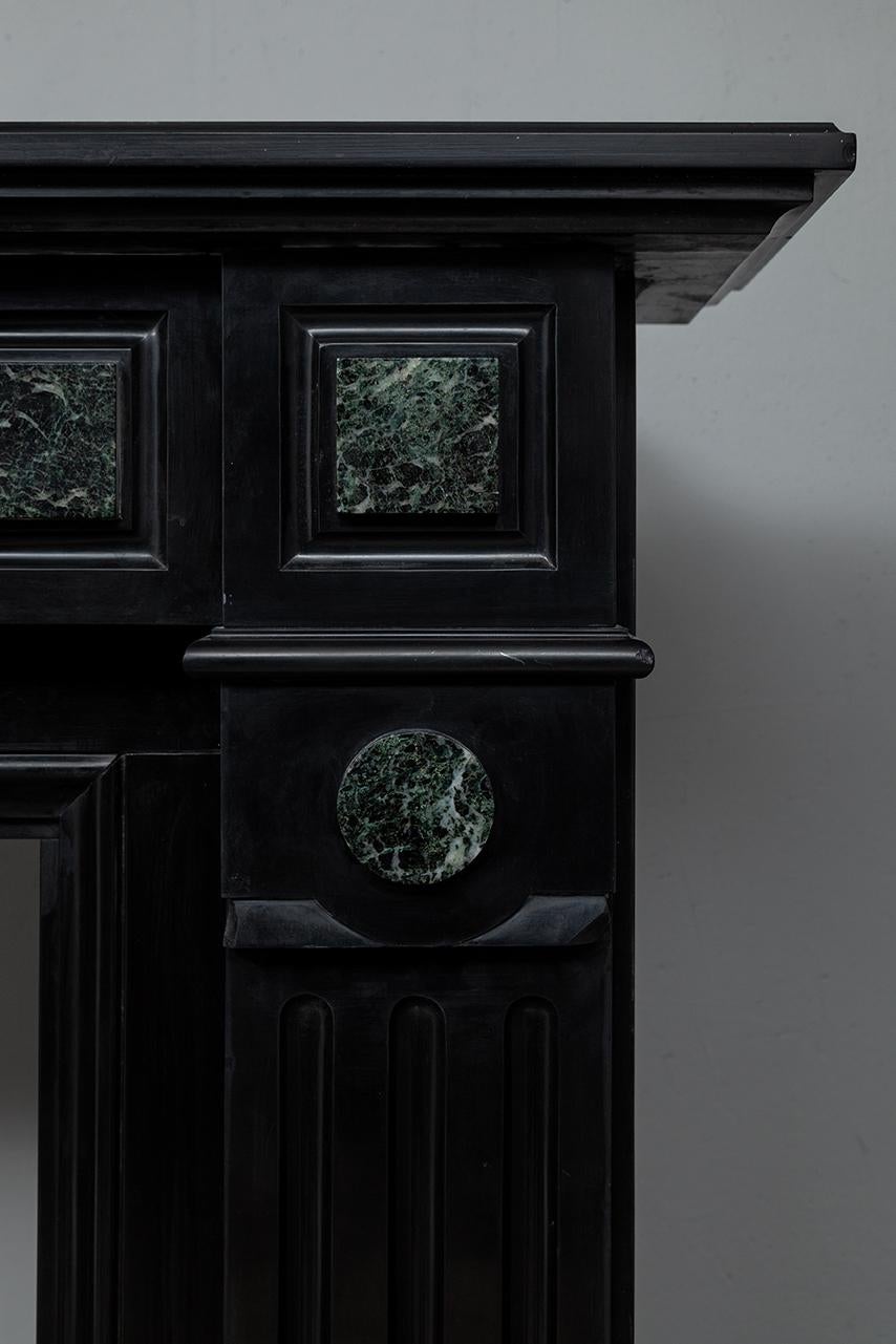 Antiker neoklassischer Kamin aus schwarzem Marmor (Neoklassisch) im Angebot