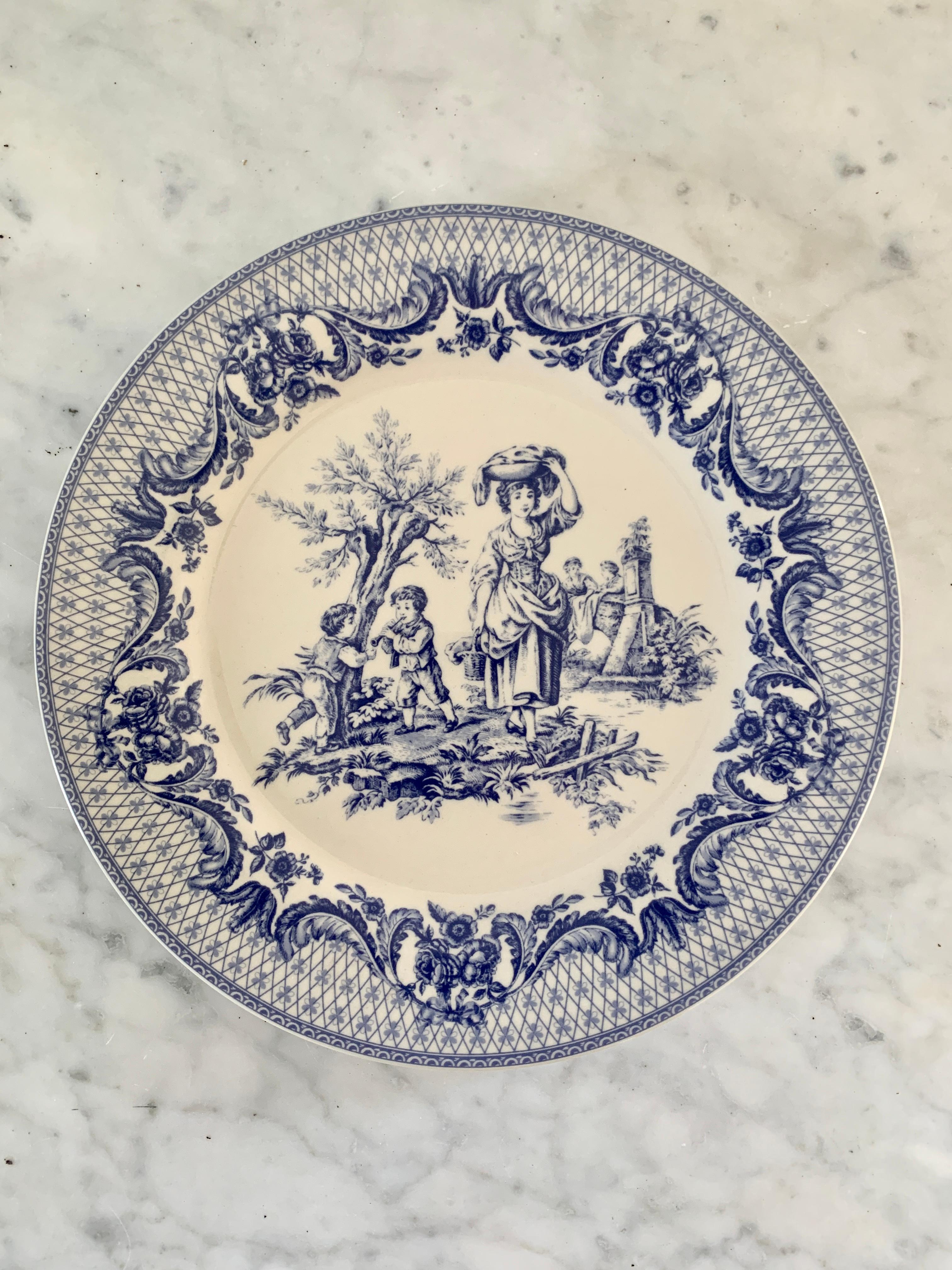Ein Set aus drei schönen, blau-weißen Porzellantellern im neoklassizistischen Stil mit pastoralen Motiven, ideal für den Tisch oder die Wand

USA, Ende des 20. Jahrhunderts

Maße: 8 