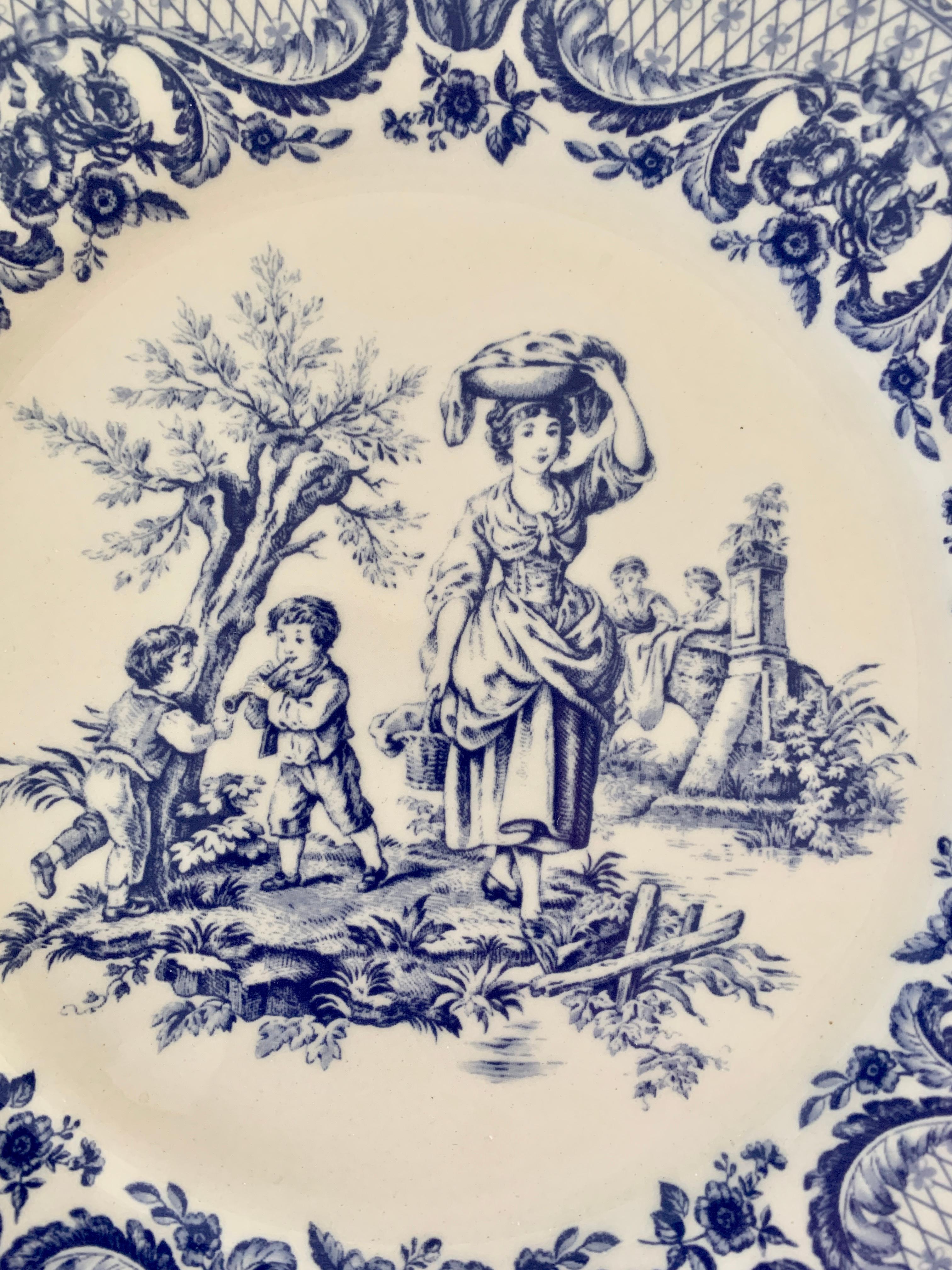 Néoclassique Assiettes en porcelaine pastorale néoclassiques bleues et blanches de Goddinger, ensemble en vente