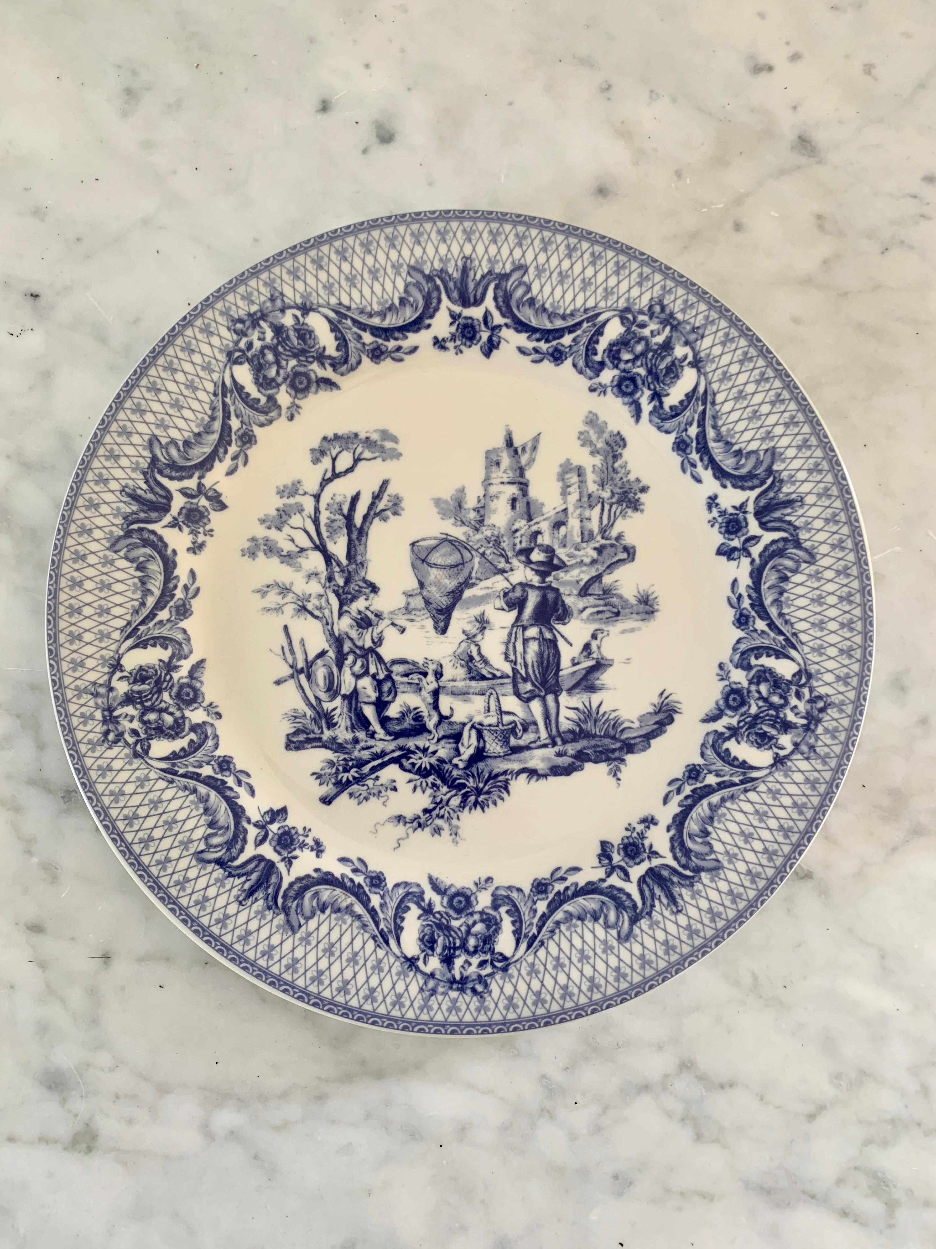 20ième siècle Assiettes en porcelaine pastorale néoclassiques bleues et blanches de Goddinger, ensemble en vente