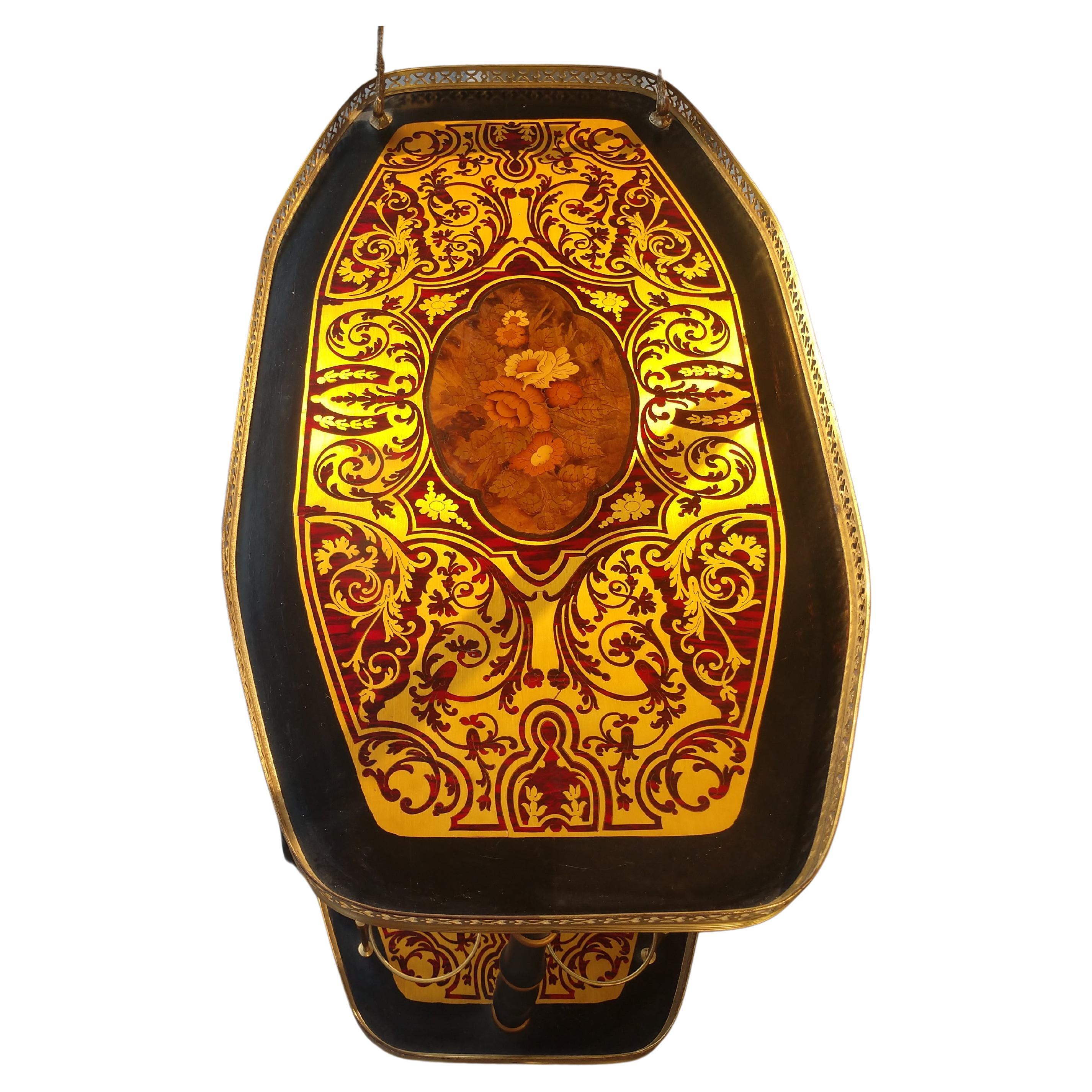 Spectaculaire marqueterie de boules avec incrustation de laiton et de bois. Le laiton réticulé encadre les deux étagères avec une poignée en bois tourné. En excellente condition vintage avec presque aucune usure. Très serré et conduit parfaitement.