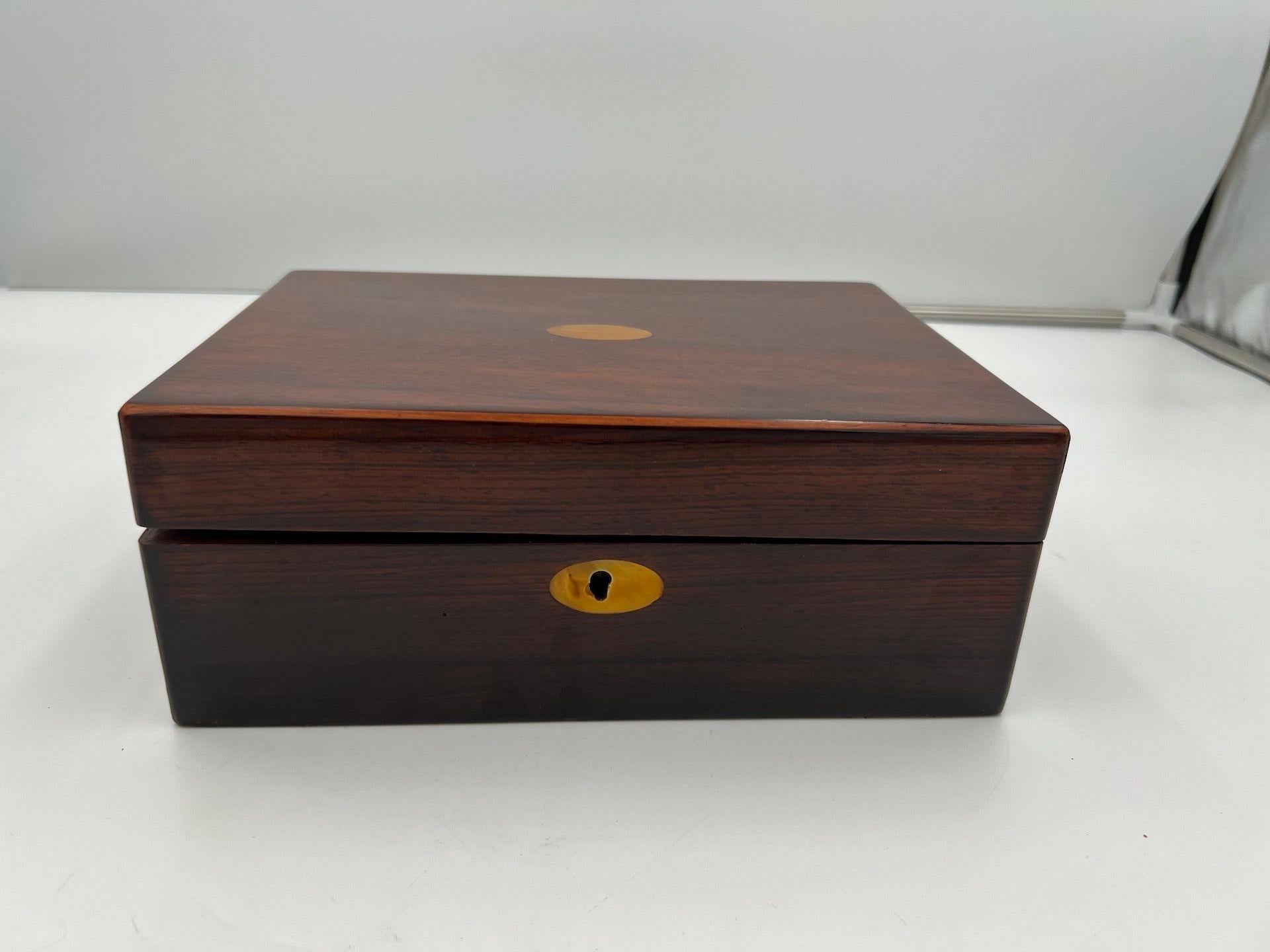 Antique neoclassical box, rosewood and maple.
Mother-of-pearl inlays. Refinished condition, hand-polished with shellac.
 
Dimensions, H 10 cm x W 27,5 cm x D 20 cm.