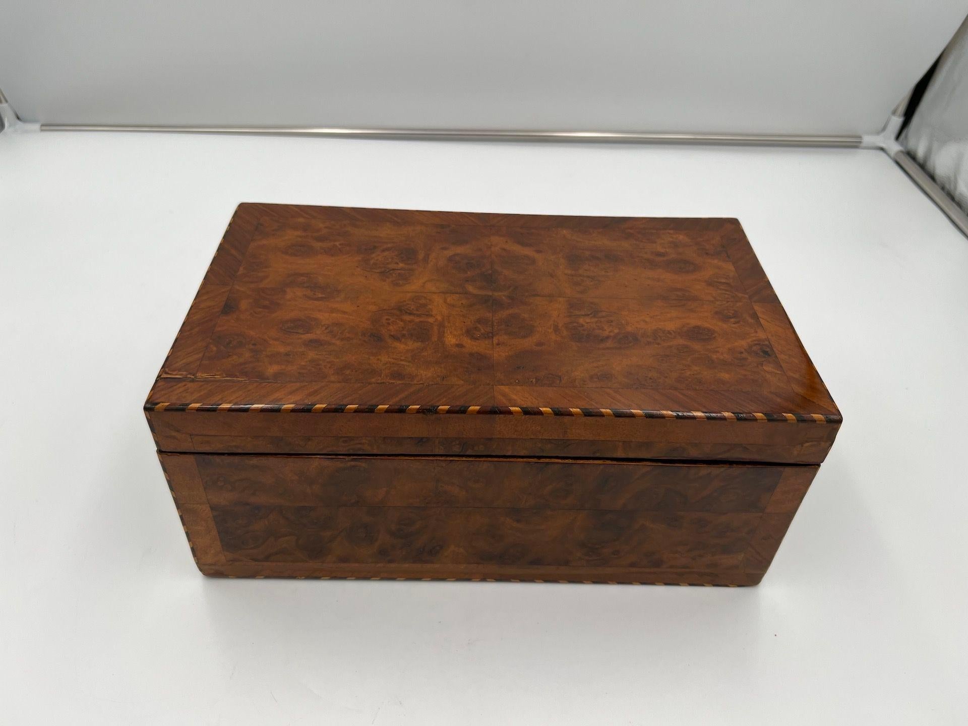 Biedermeier Box, Walnut Veneer, South Germany, circa 1860.
Walnut and walnut root veneer. Inlay trims in maple and ebony.
Refinished condition, hand polished with shellac.
Dimensions: H 14 cm x W 32,8 cm x D 19 cm