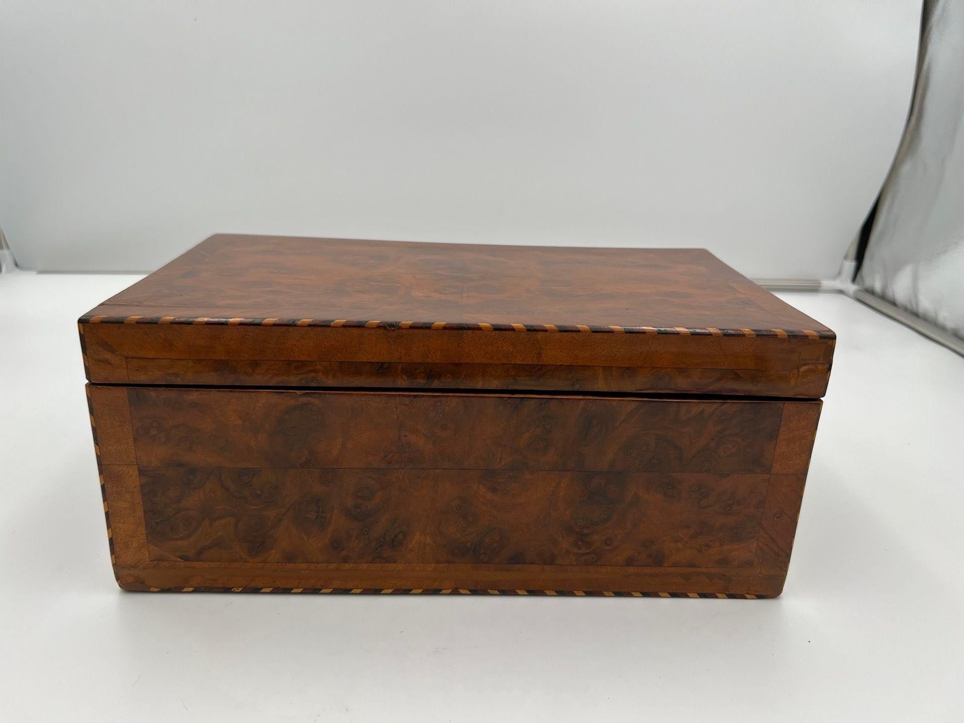 Caja Biedermeier, chapa de nogal, sur de Alemania, hacia 1860 Pulido en venta