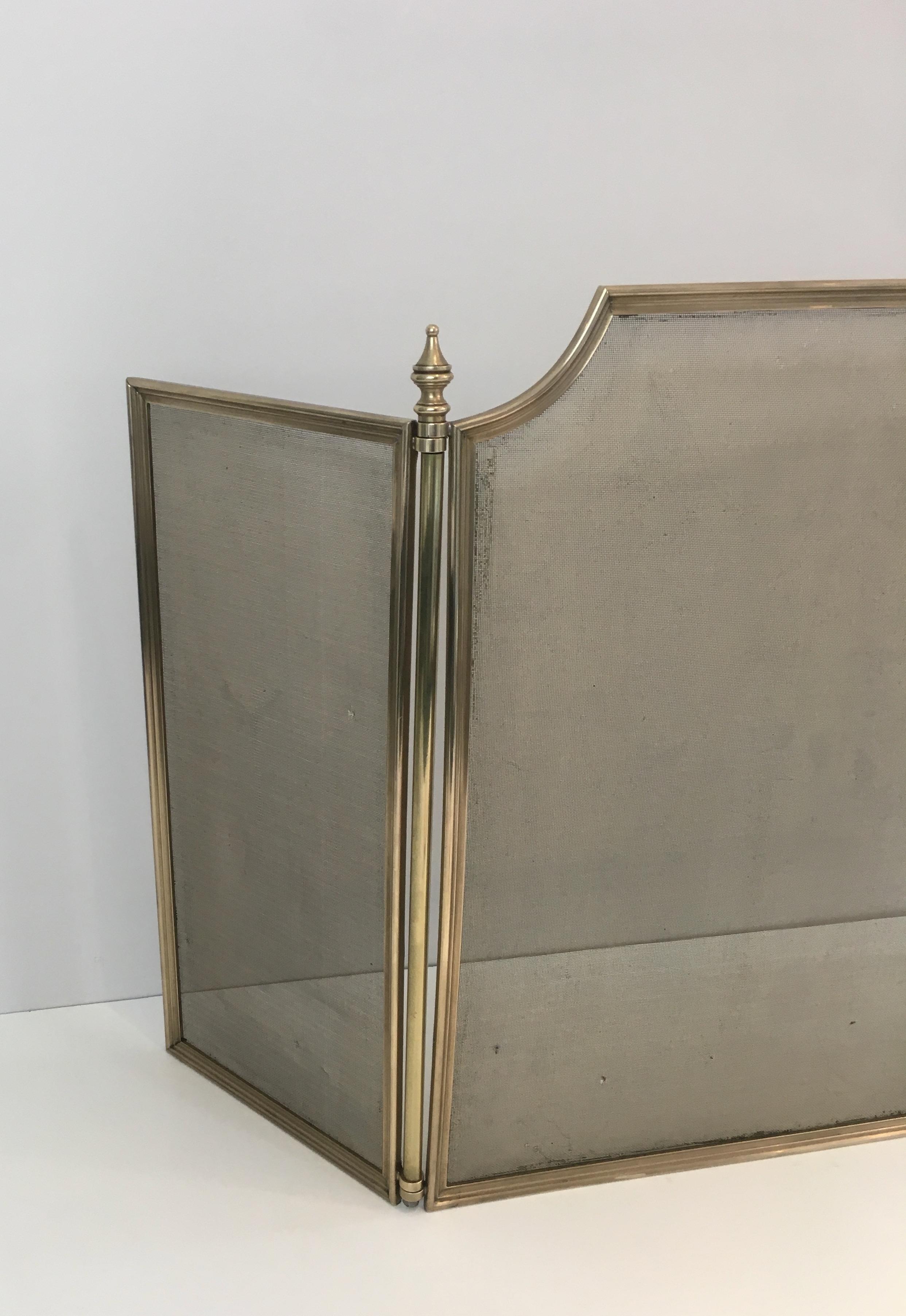 This neoclassical fire place screen is made of brass with a brass grilling (grilling a little bit damaged). This is a French. Work, circa 1940.