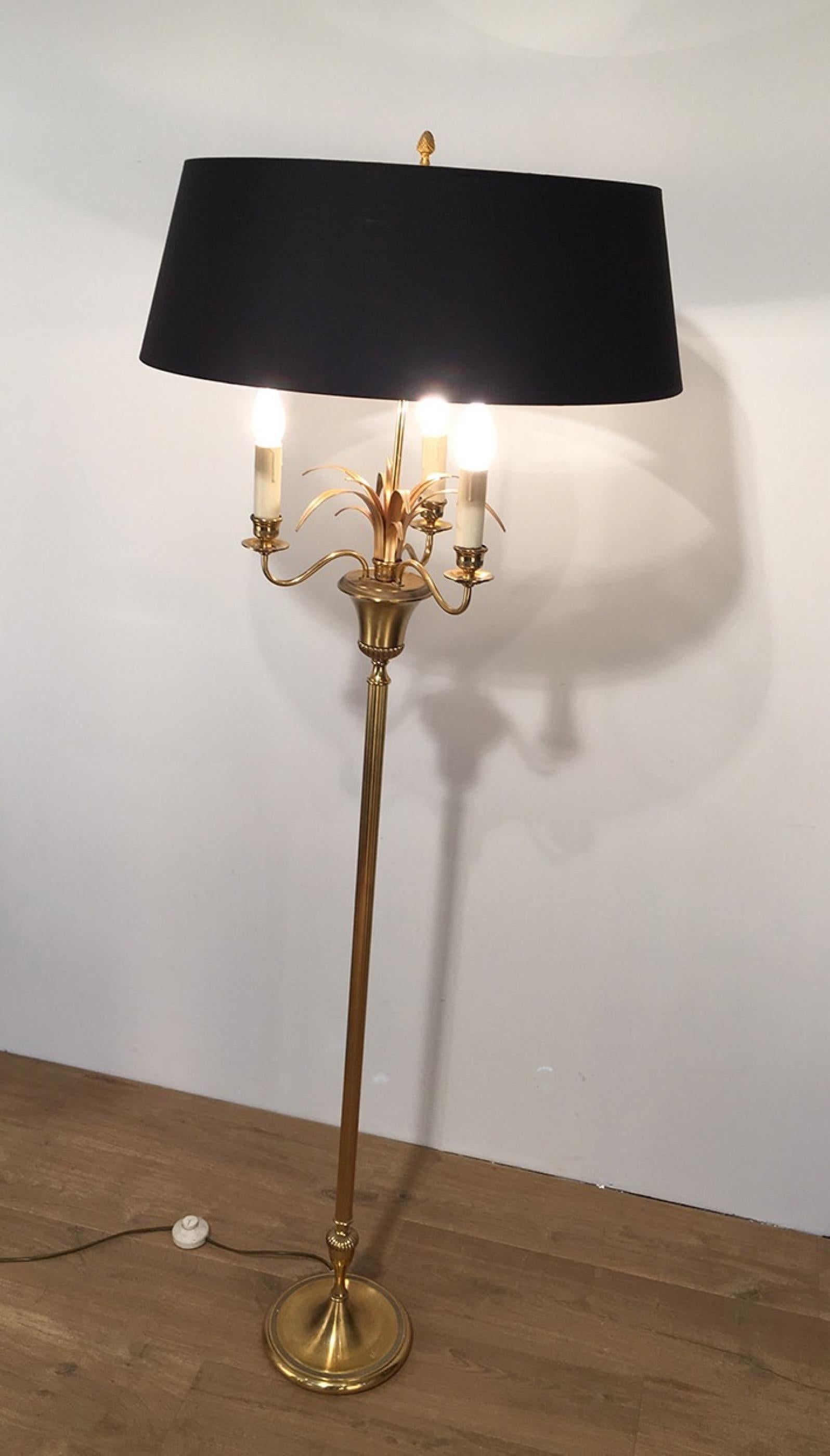 Neoklassizistische Stehlampe aus Messing und vergoldetem Metall mit Ananas, um 1960 (Neoklassisch) im Angebot