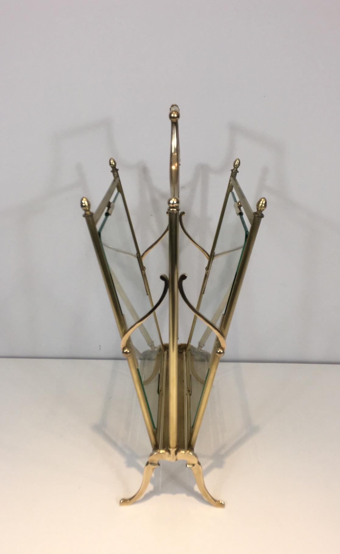 Neoclassical Brass and Glass Magazine Rack In Good Condition For Sale In Marcq-en-Barœul, Hauts-de-France