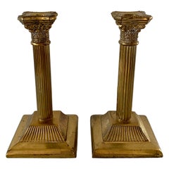 Candeleros neoclásicos de latón con columna corintia, Pareja