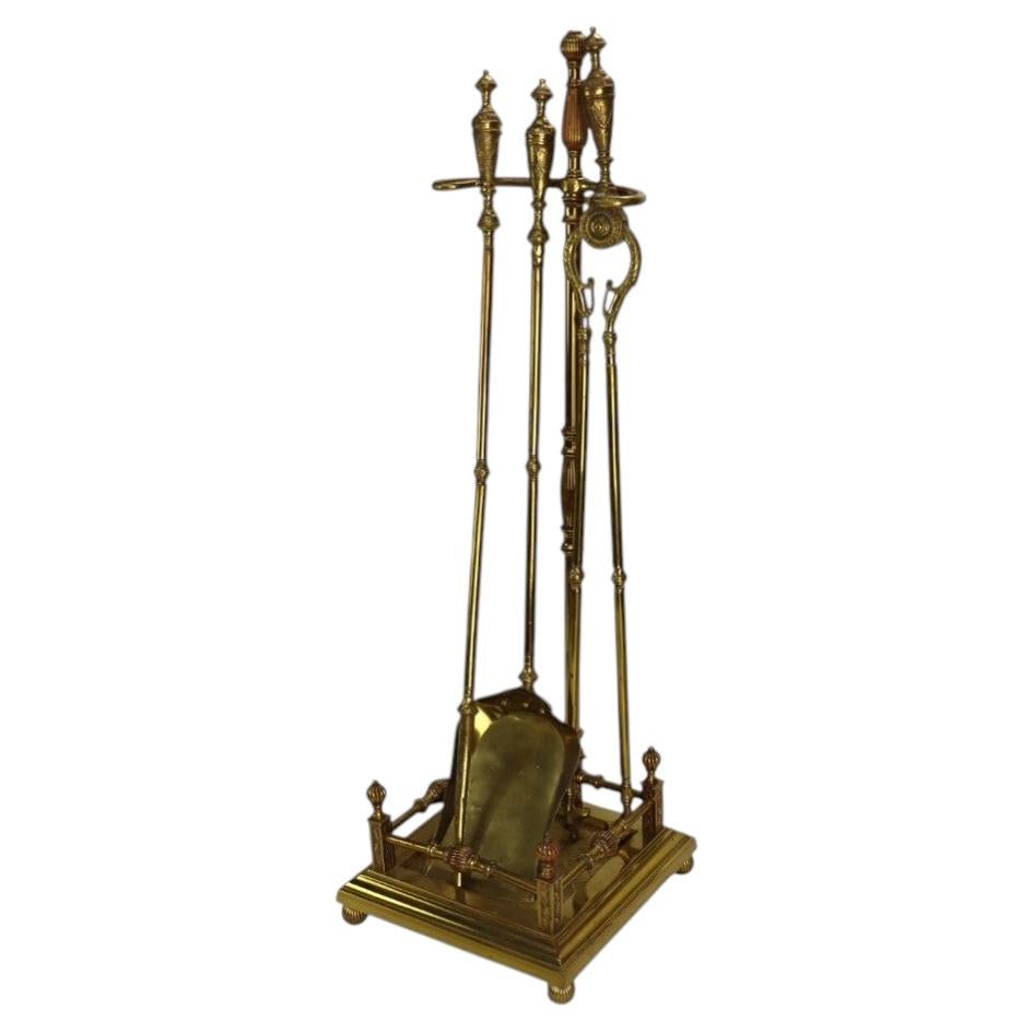 Set di attrezzi da camino in ottone in stile neoclassico, 1920 circa