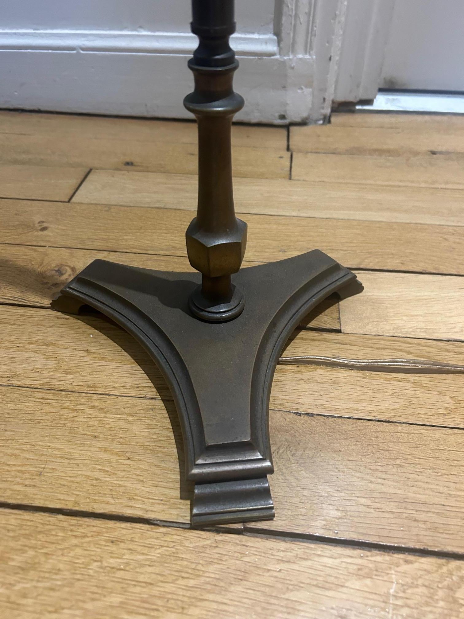 neoclassical brass floor lamp attributed to Bagues In Good Condition For Sale In Brooklyn, NY