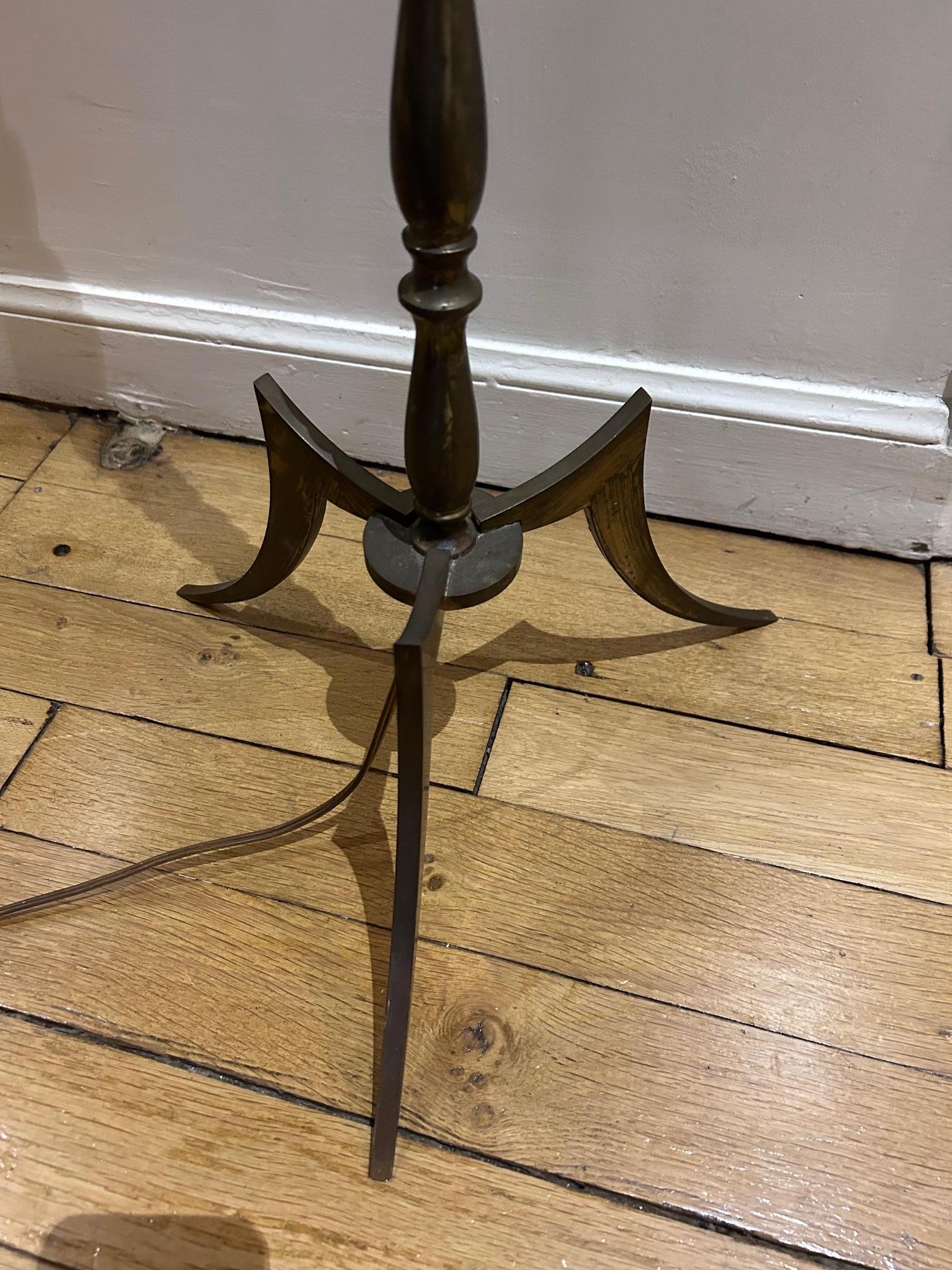 neoclassical brass floor lamp  In Good Condition For Sale In Brooklyn, NY